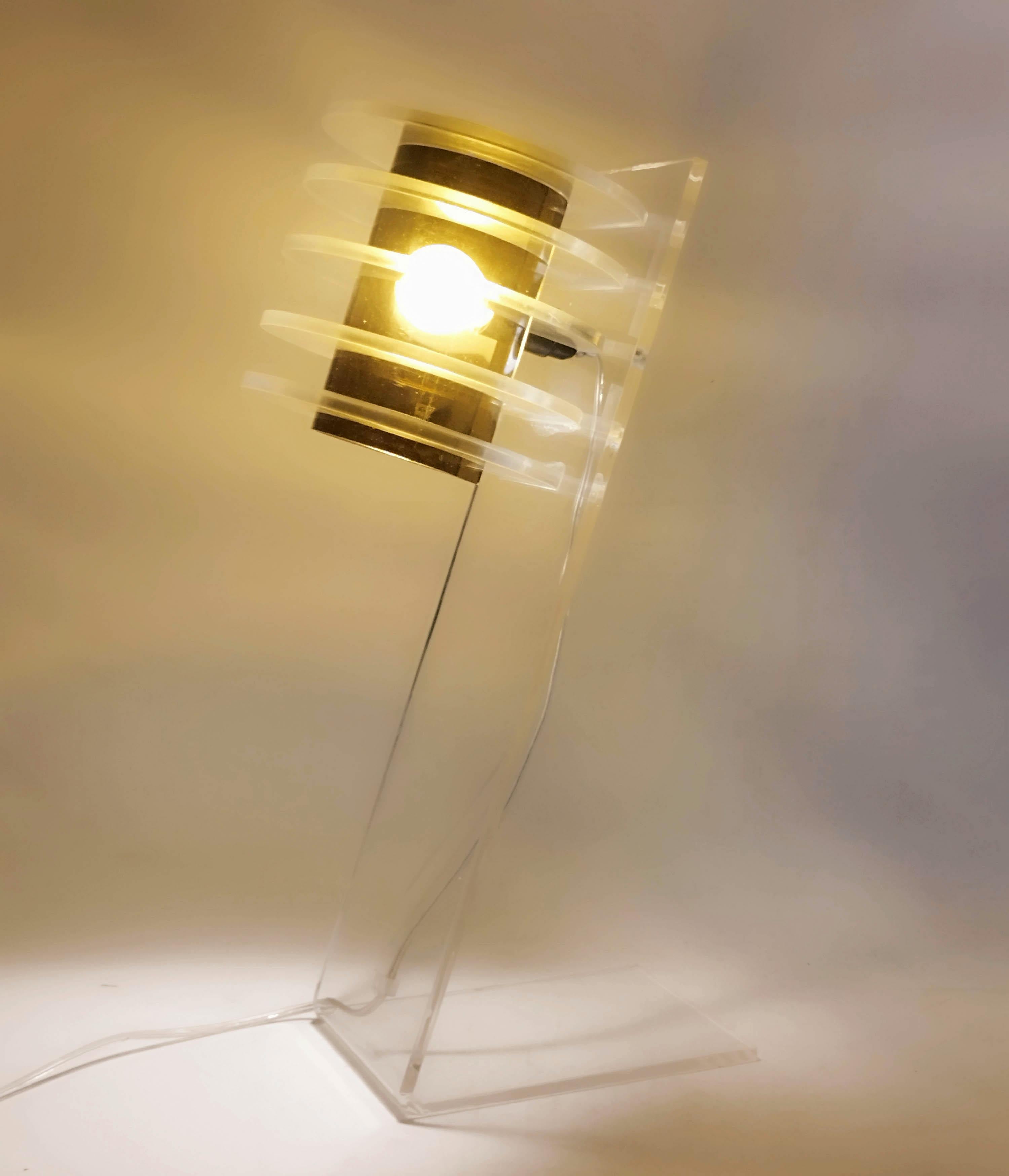Sculptural Space Age  Clear and Smoke Lucite Table Lamp, Italy 1970s For Sale 3