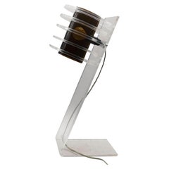 Scultura dell'età dello spazio  Lampada da tavolo in lucite trasparente e fumé, Italia, anni '70