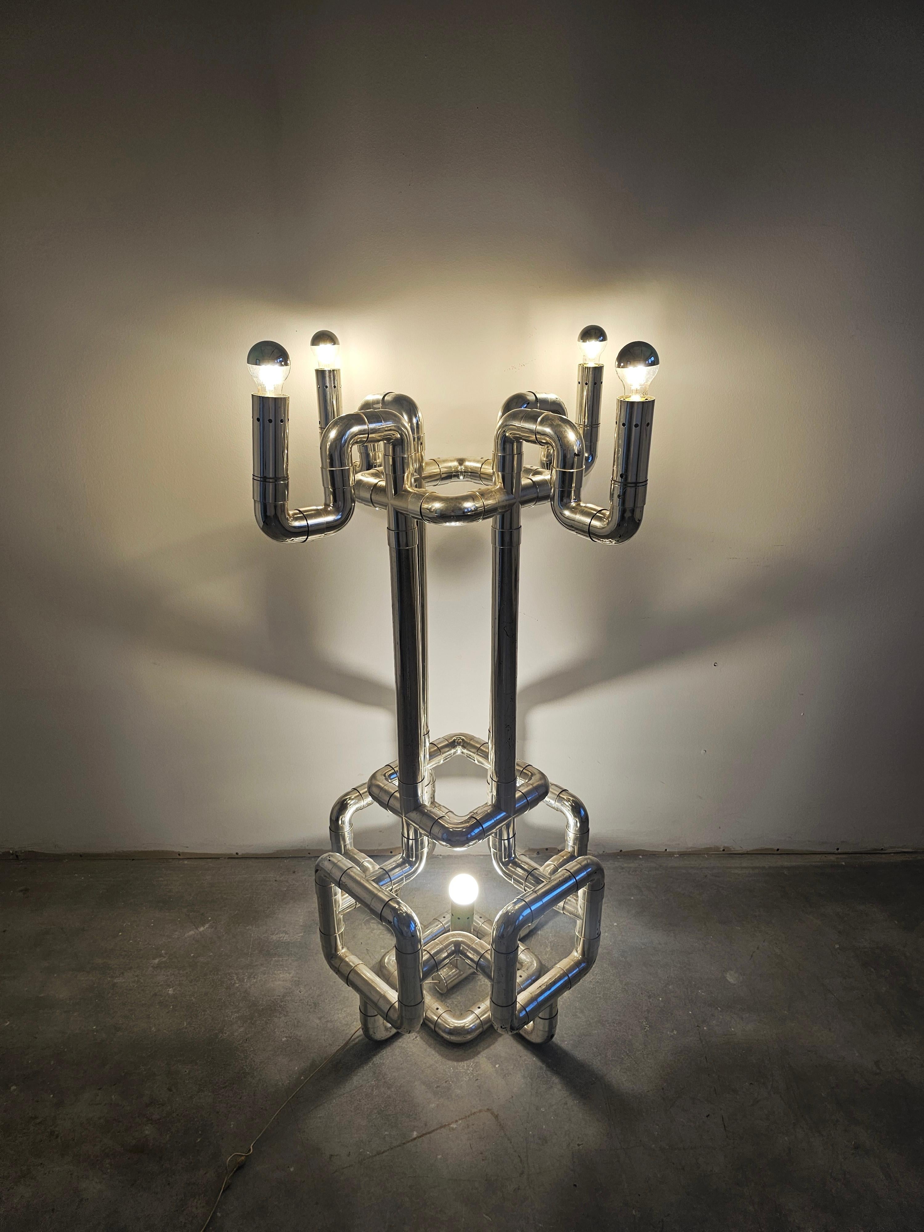 Lampadaire «ombo » sculptural de l'ère spatiale conçu par Gaetano Missaglia en vente 4