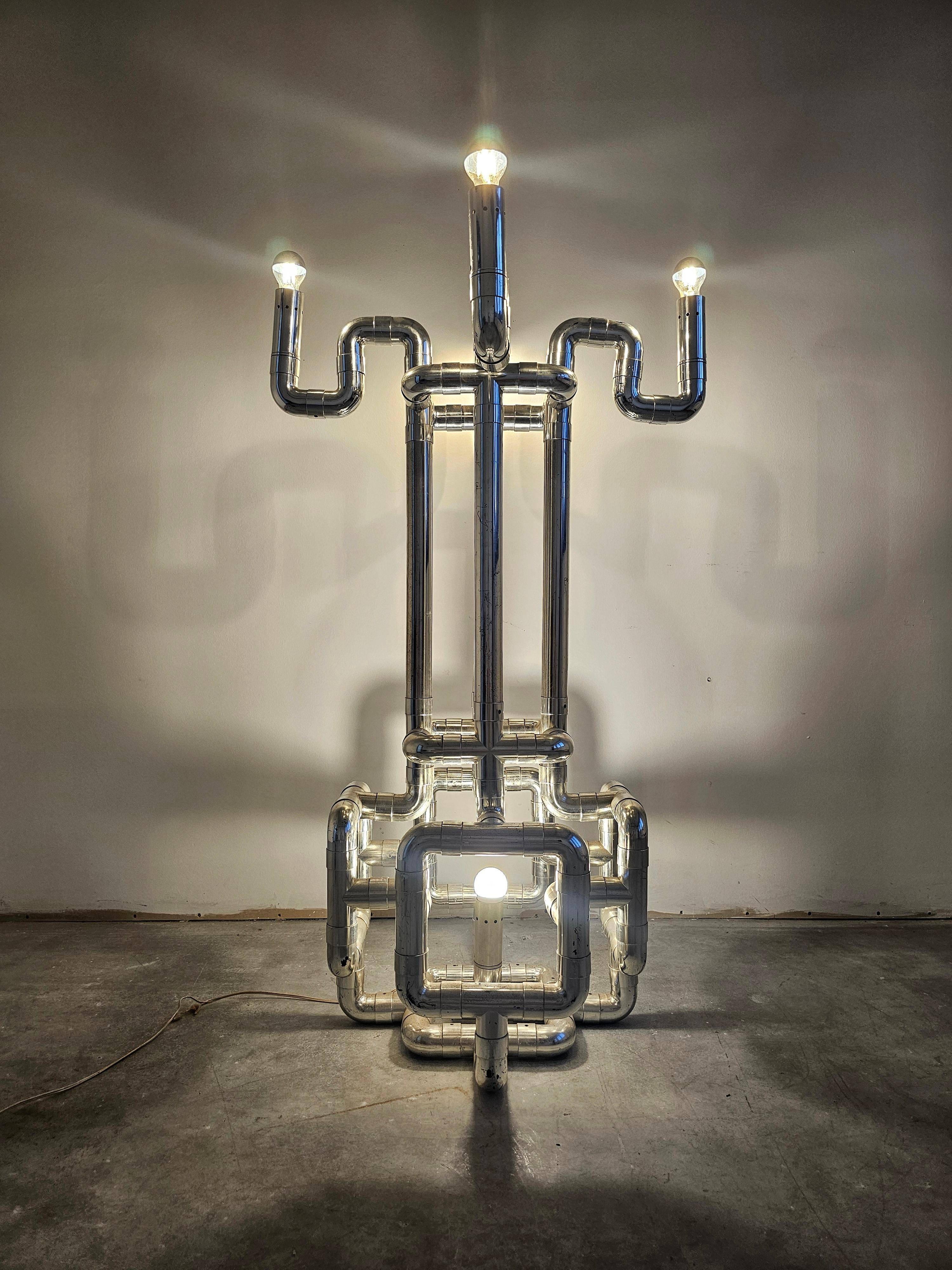 Lampadaire «ombo » sculptural de l'ère spatiale conçu par Gaetano Missaglia en vente 5