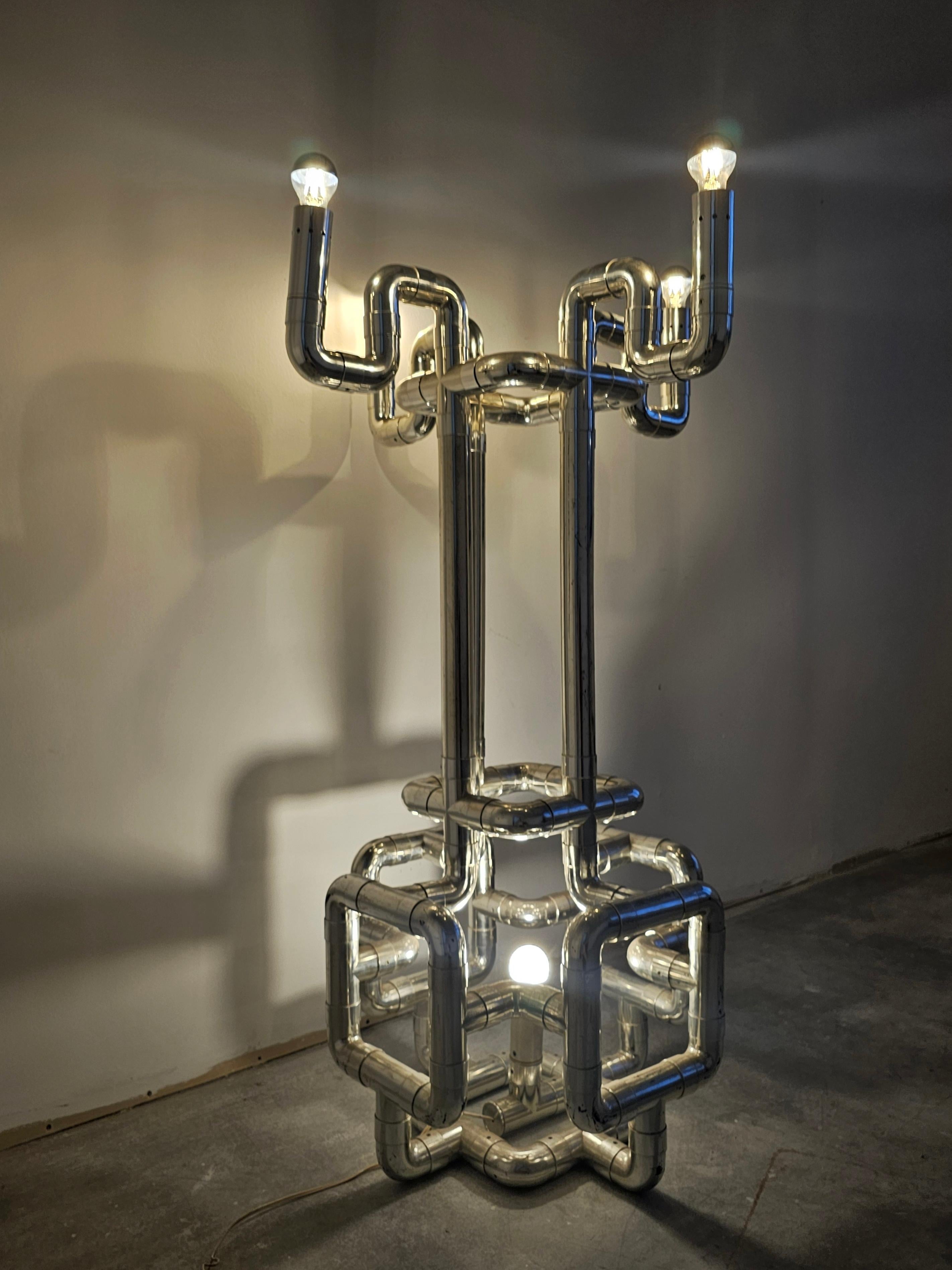 Lampadaire «ombo » sculptural de l'ère spatiale conçu par Gaetano Missaglia en vente 10