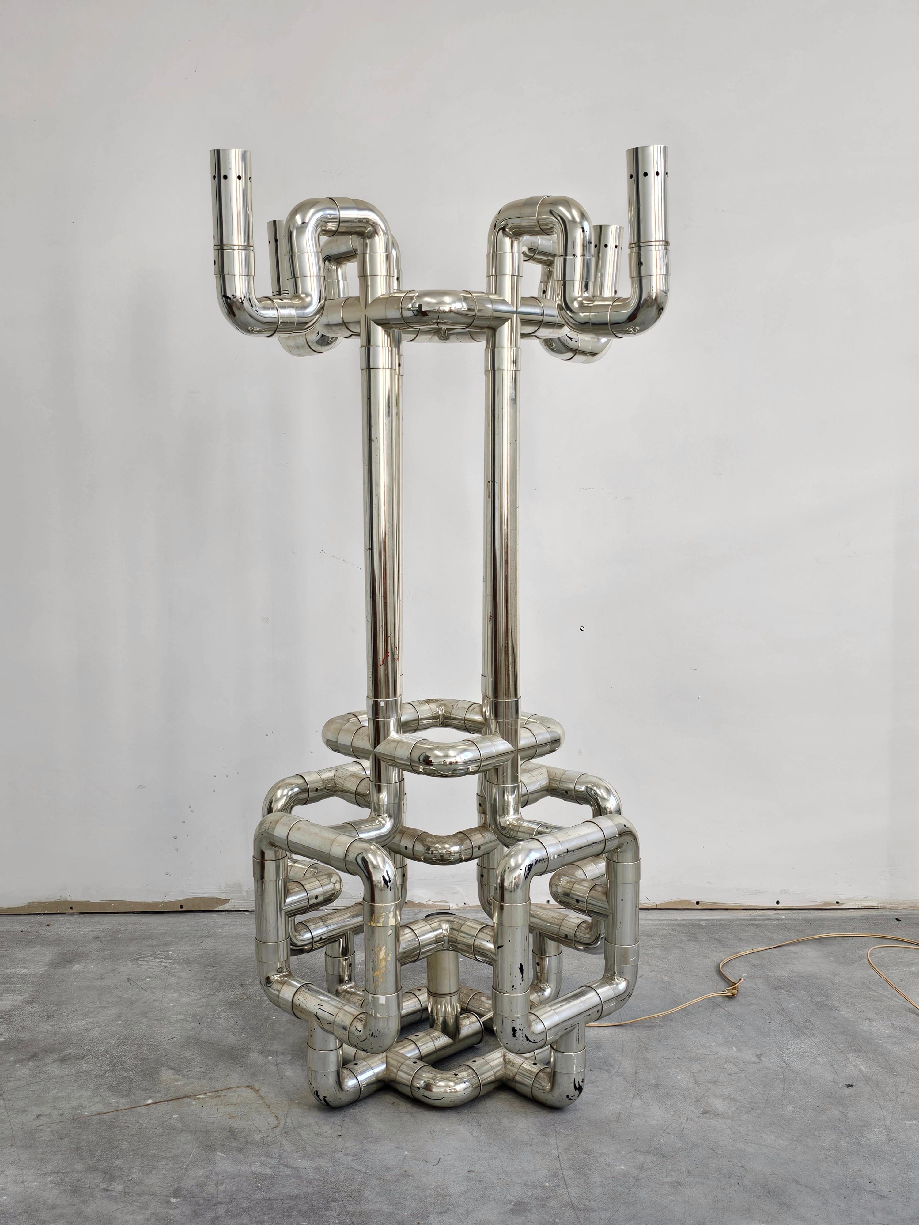 Vous trouverez dans cette annonce un lampadaire de l'ère spatiale exceptionnellement rare, modèle 