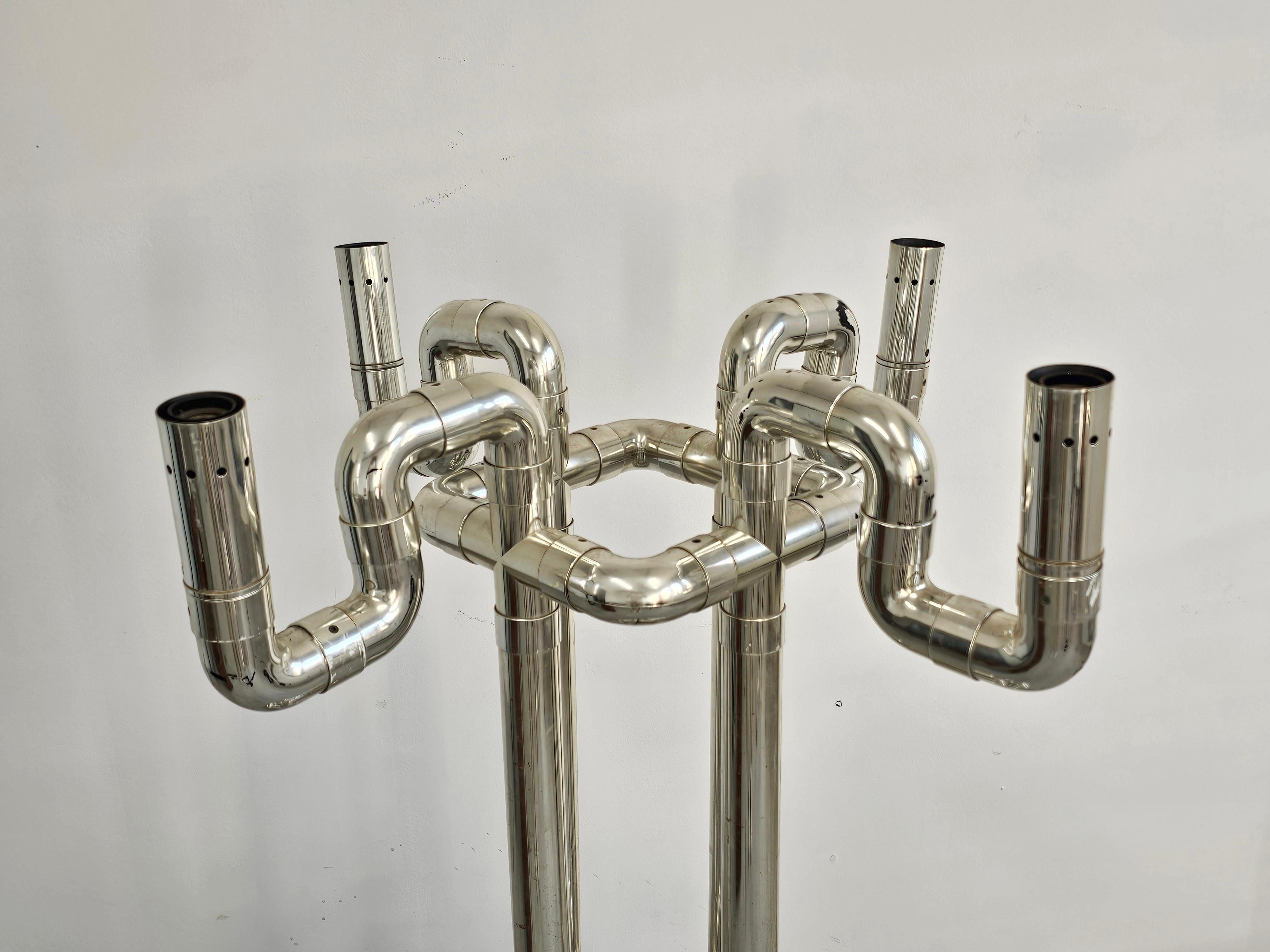 italien Lampadaire «ombo » sculptural de l'ère spatiale conçu par Gaetano Missaglia en vente