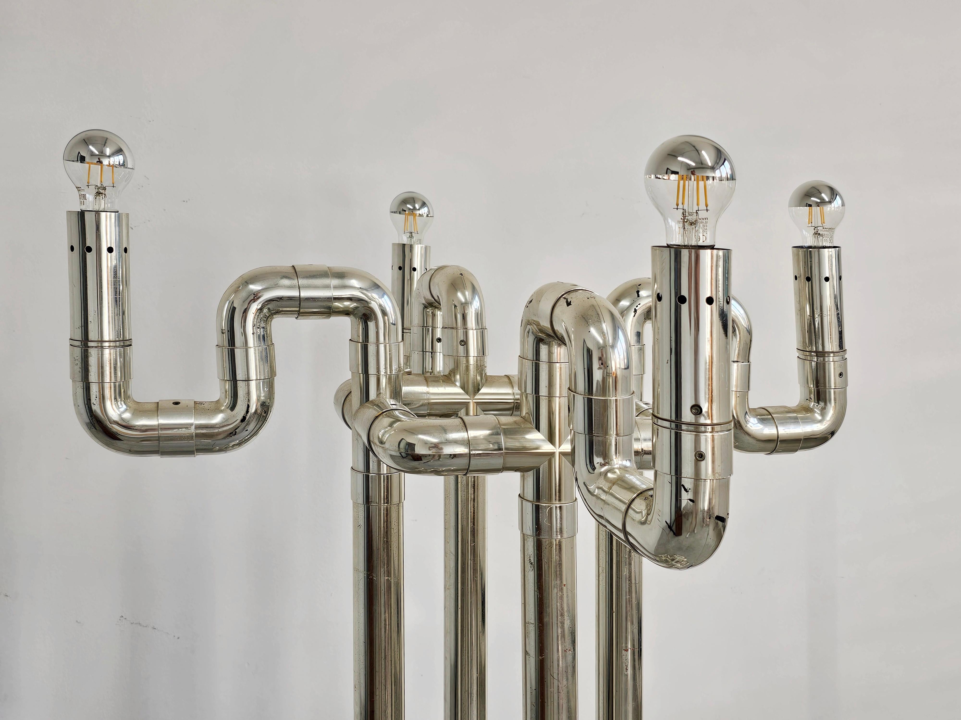 Milieu du XXe siècle Lampadaire «ombo » sculptural de l'ère spatiale conçu par Gaetano Missaglia en vente