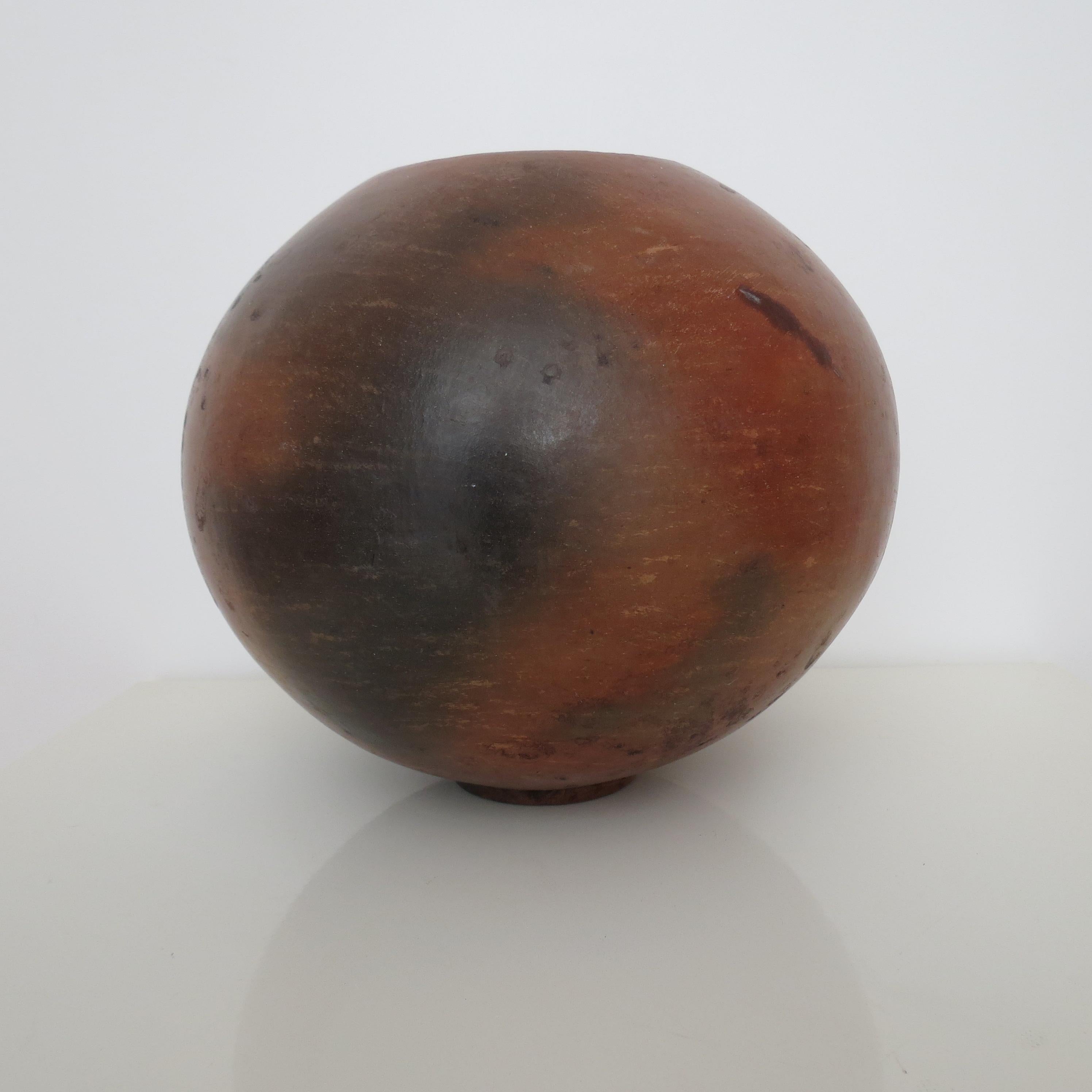 Jarrón esférico de barro 1970 en venta 3