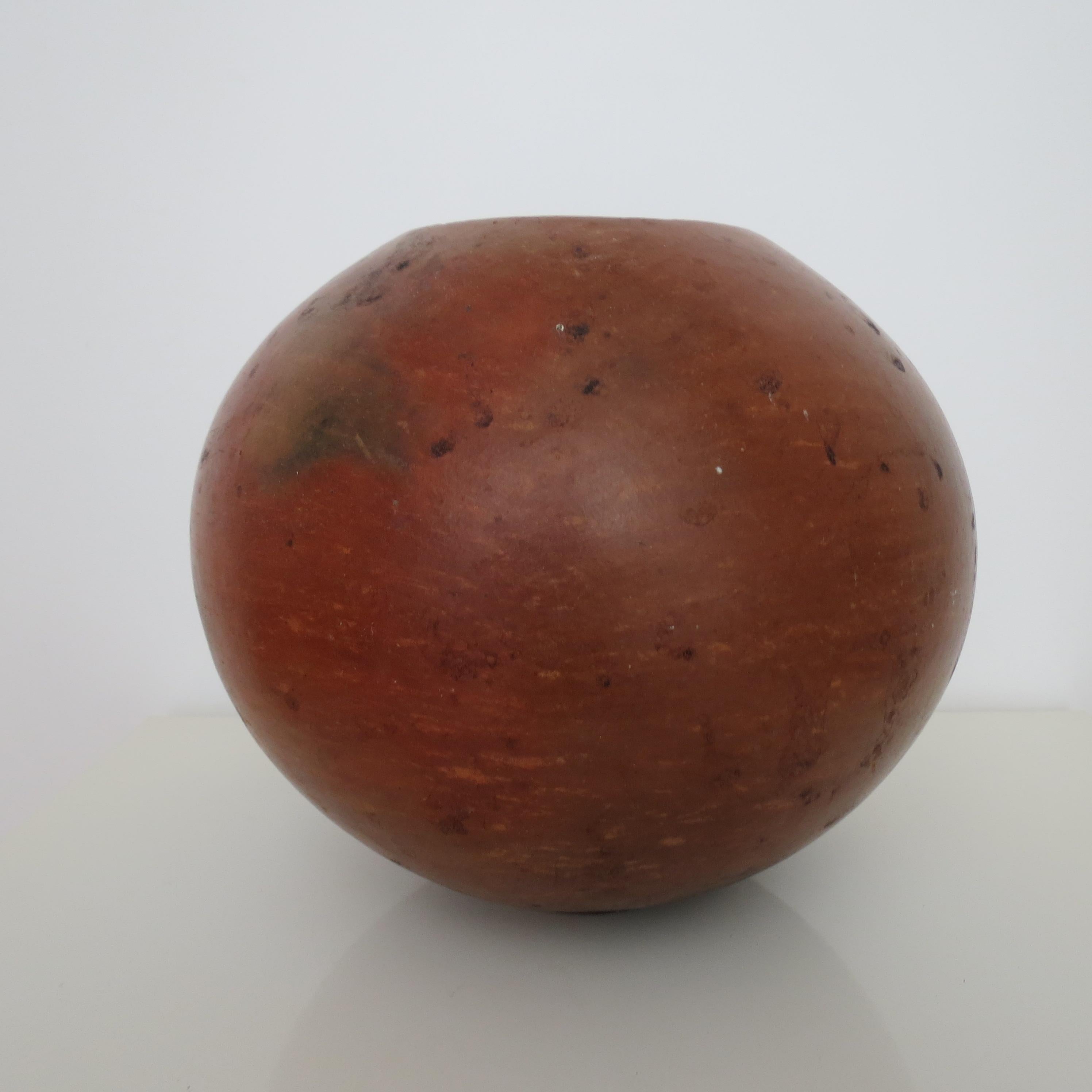 Jarrón esférico de barro 1970 en venta 5