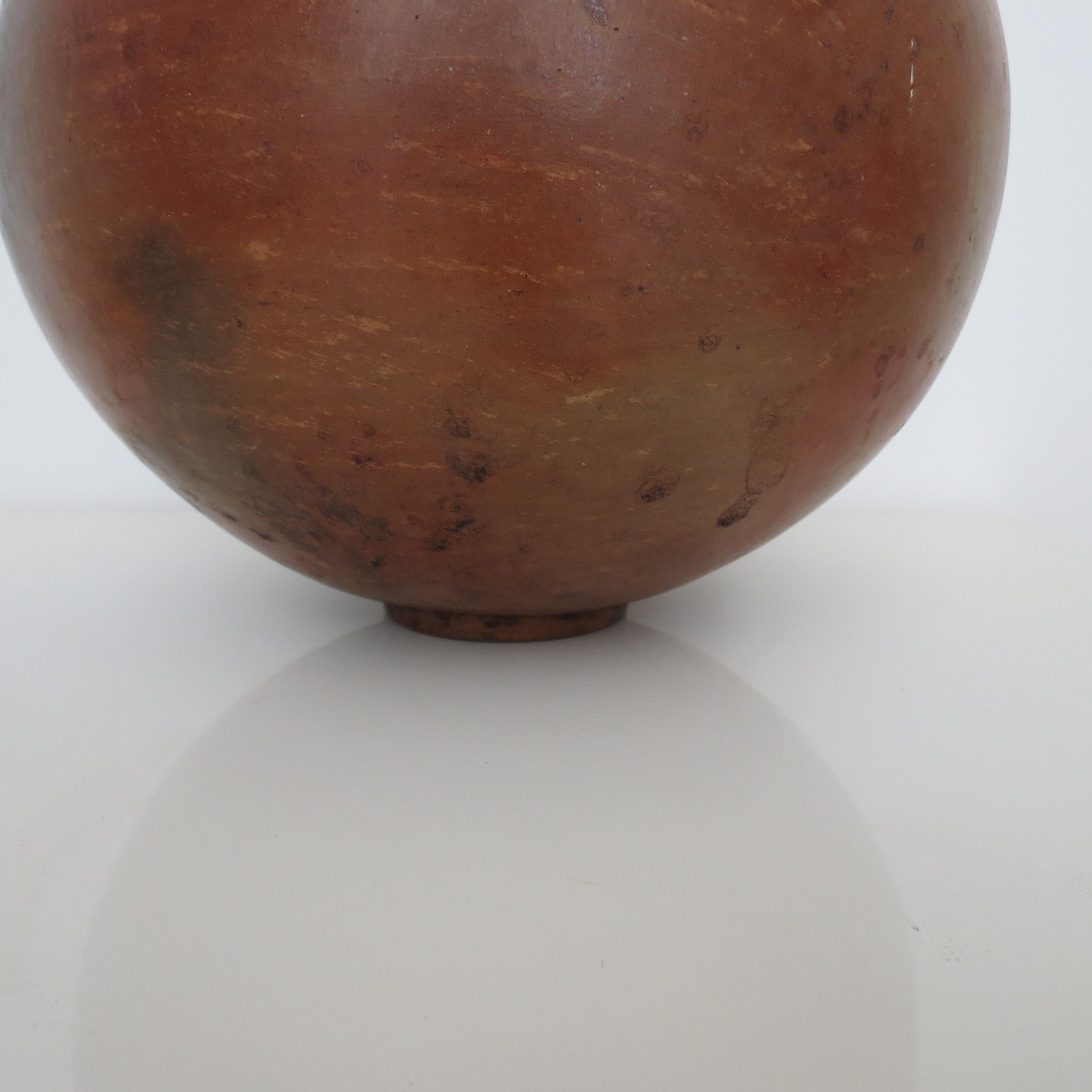 Jarrón esférico de barro 1970 en venta 7