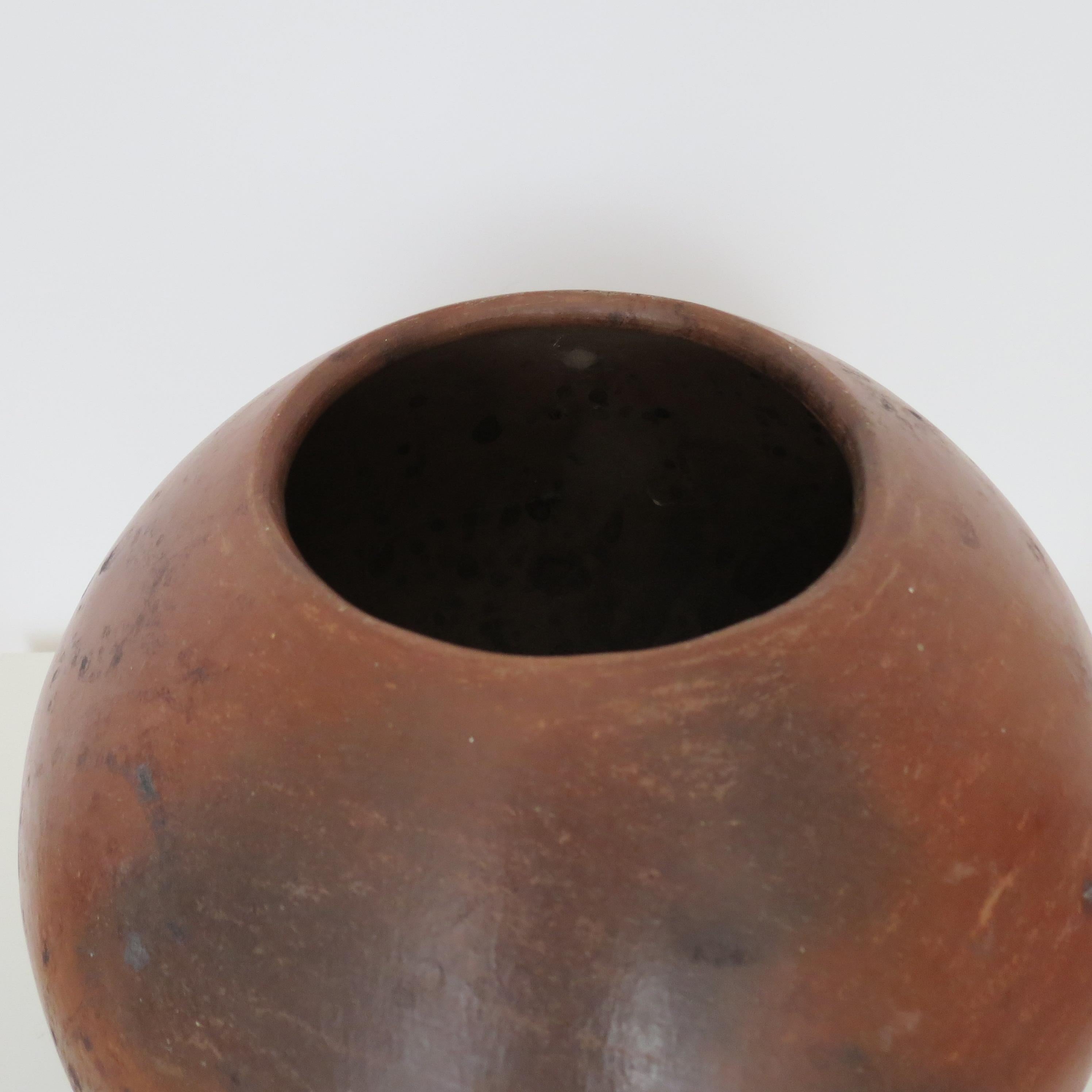 Jarrón esférico de barro 1970 en venta 8