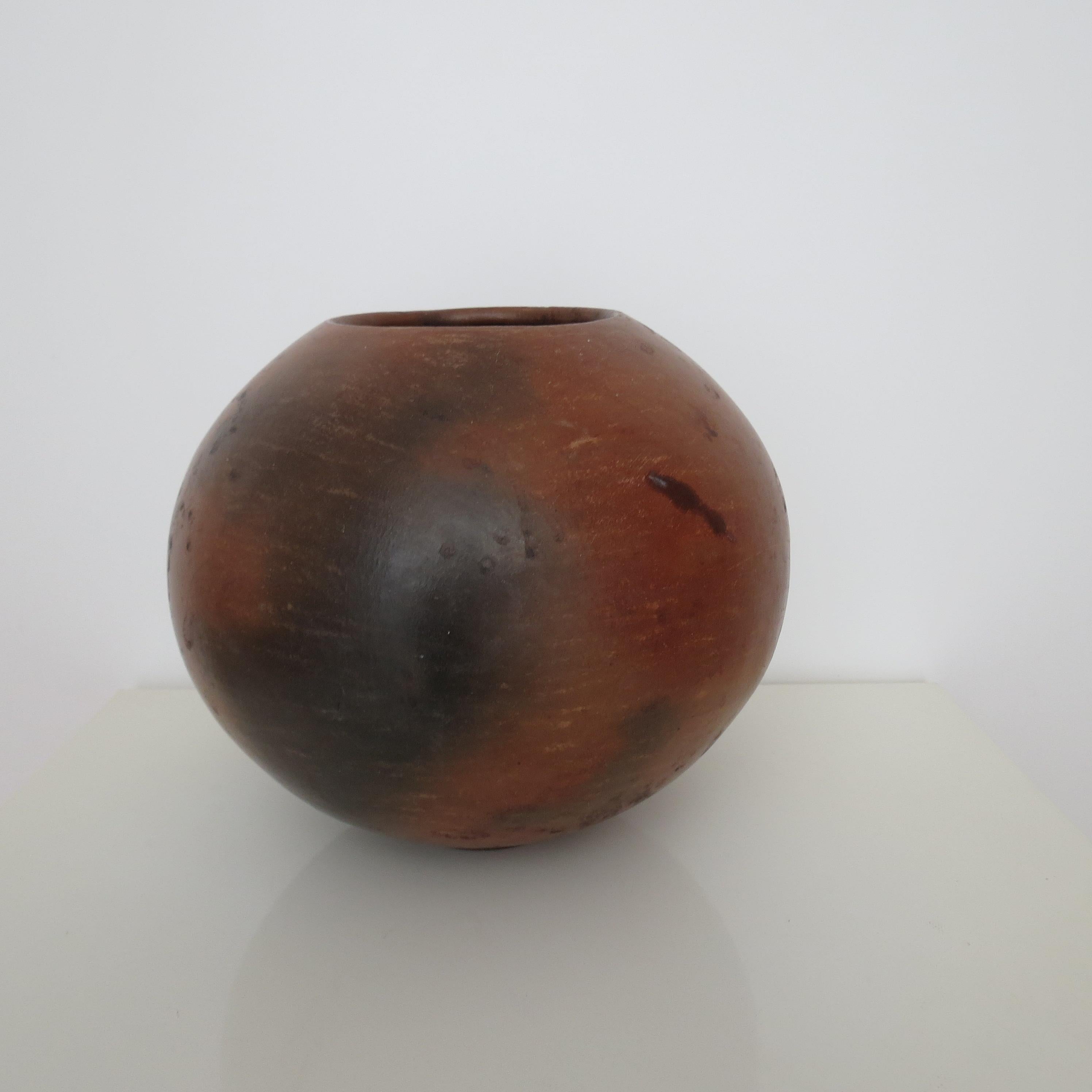 Jarrón esférico de barro 1970 en venta 2