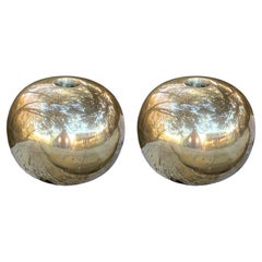 Skulpturale kugelförmige geometrische Kerzenhalter aus Messing, ein Paar
