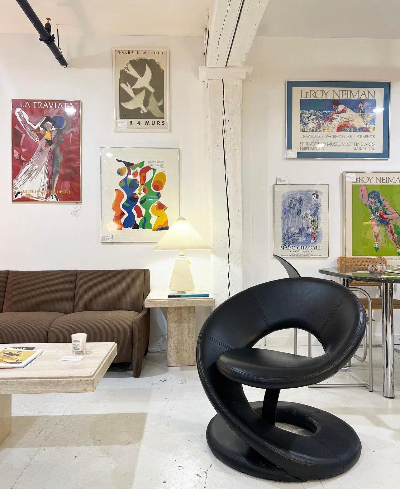 Postmoderne Fauteuil de salon sculptural en cuir noir en spirale dans le style de Jaymar  en vente