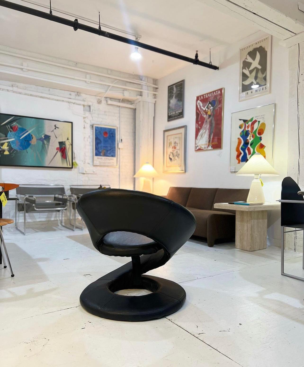 Sillón escultural de cuero negro en espiral al estilo de Jaymar Canadiense en venta