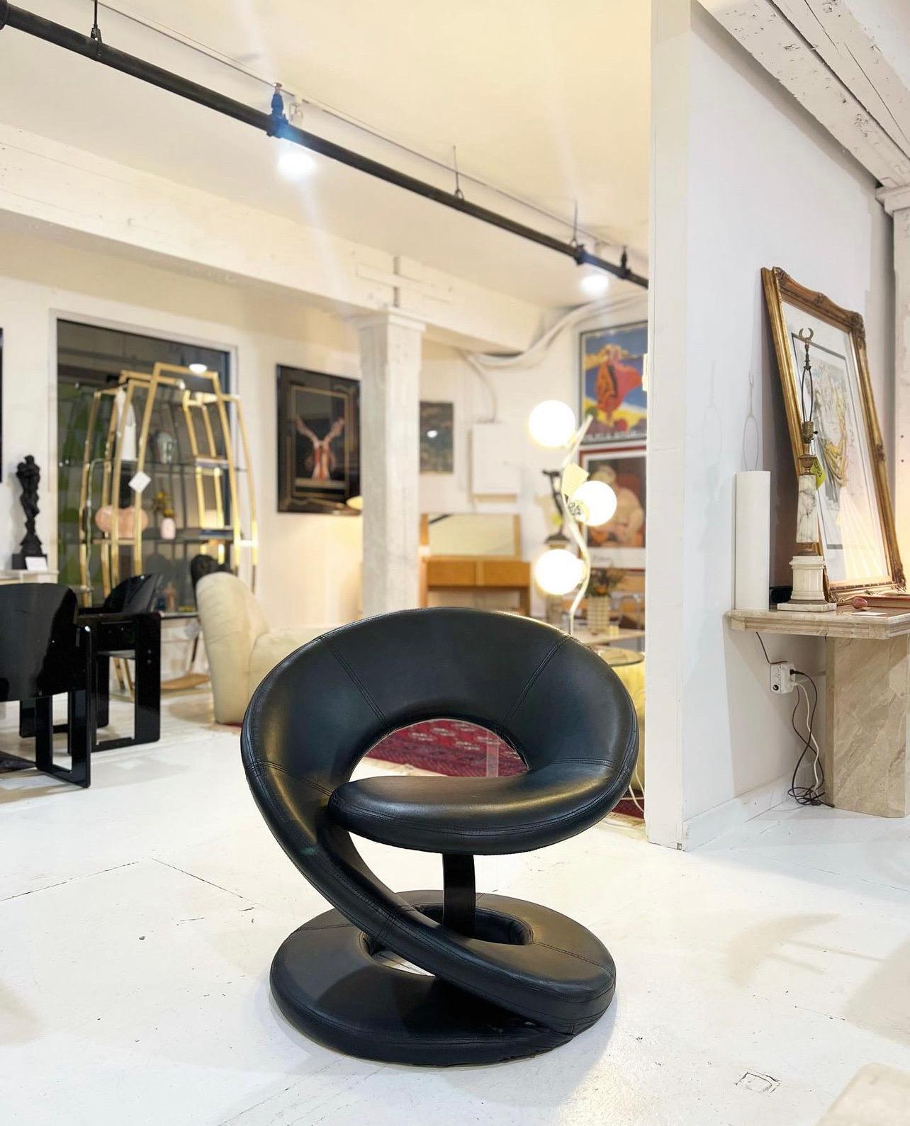 Fauteuil de salon sculptural en cuir noir en spirale dans le style de Jaymar  Bon état - En vente à Brooklyn, NY