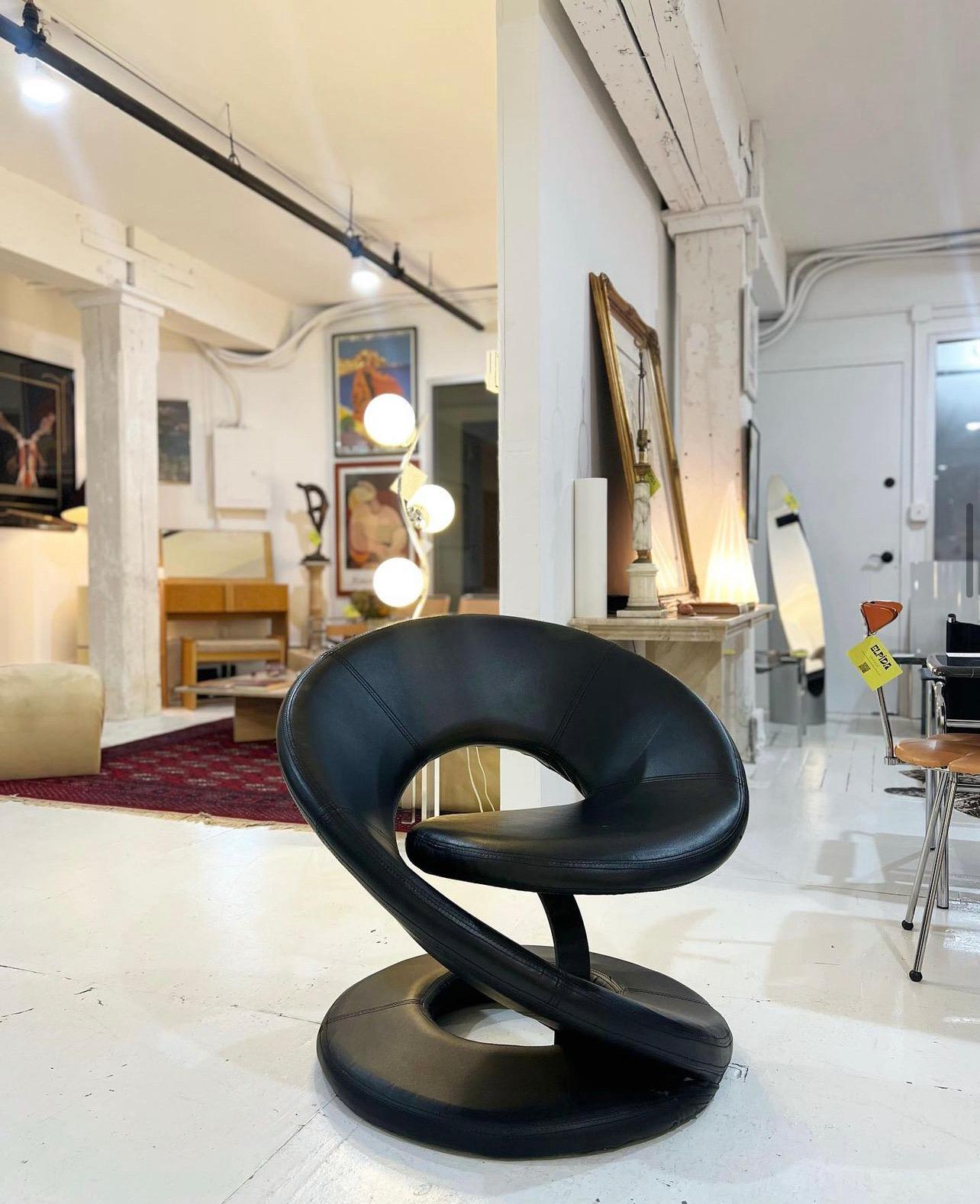 Post-Modern Sculptural Spiral Black Leather Lounge Chair in the Style of Jaymar For Sale