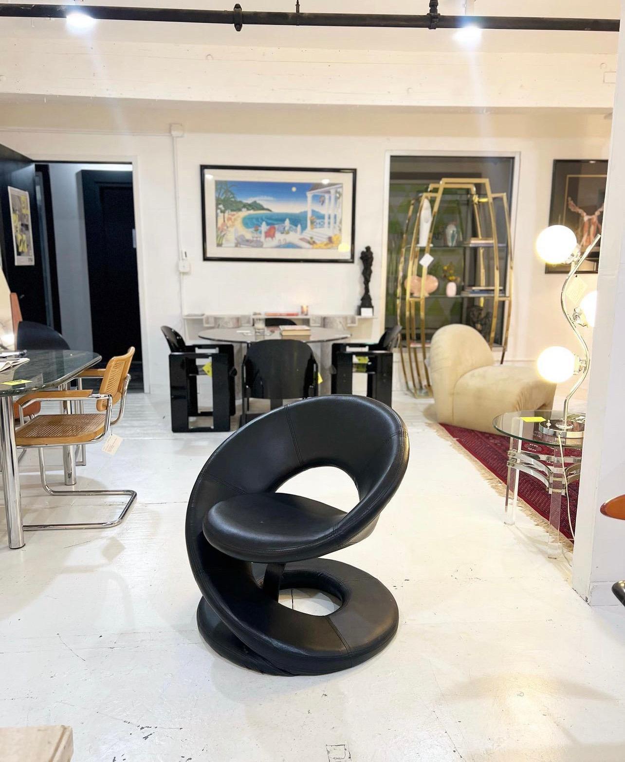 Sillón escultural de cuero negro en espiral al estilo de Jaymar en venta 1