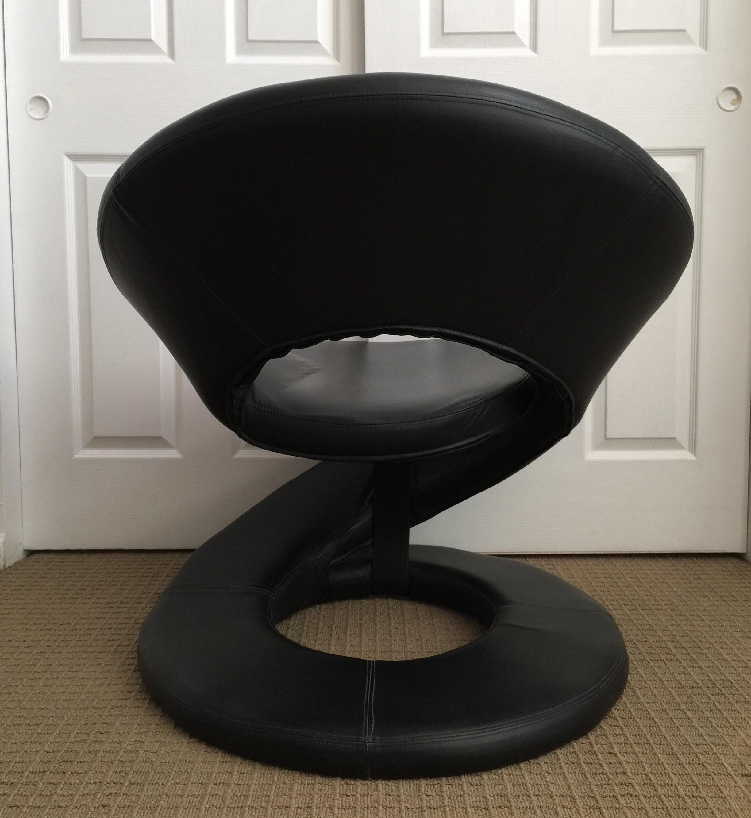 Chaise longue sculpturale en cuir en spirale Bon état - En vente à Lambertville, NJ