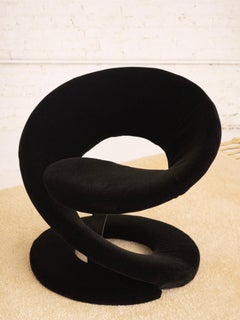 Chaise sculpturale en forme de ruban en spirale en mohair noir attribuée à Jaymar