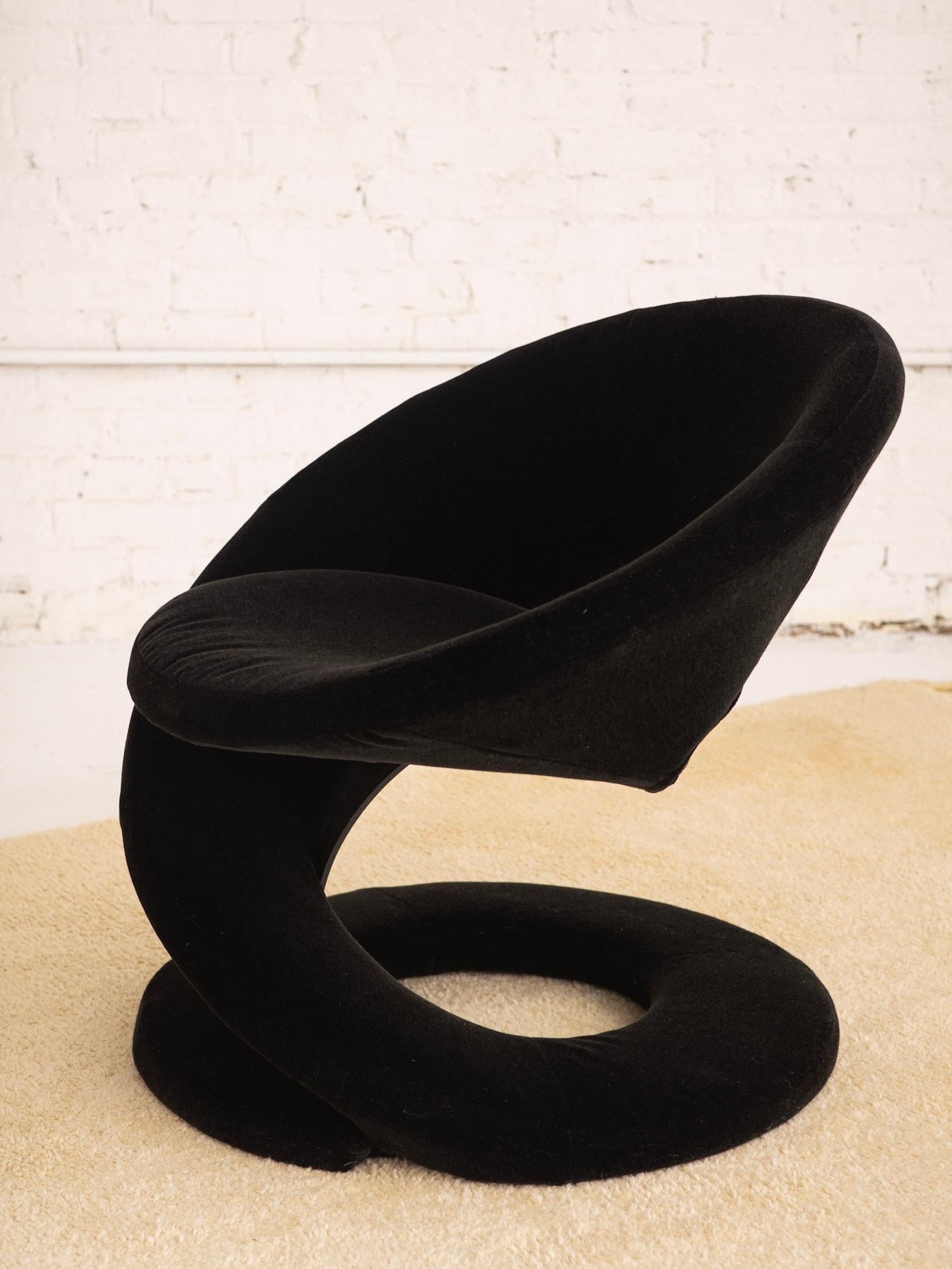 Postmoderne Chaise sculpturale en forme de ruban en spirale en mohair noir attribuée à Jaymar en vente