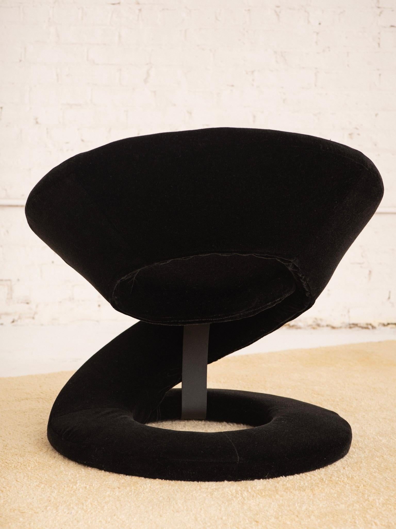 Canadien Chaise sculpturale en forme de ruban en spirale en mohair noir attribuée à Jaymar en vente