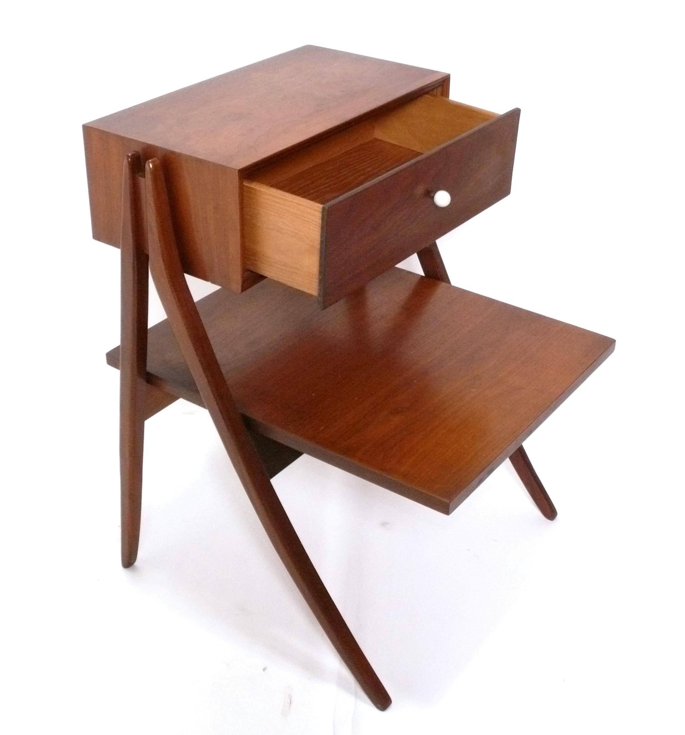 Table de nuit ou table d'appoint sculpturale à pieds évasés, conçue par Kipp Stewart pour la Declaration Line de Drexel, américaine, vers les années 1960. Il a été nettoyé et huilé au danois. 