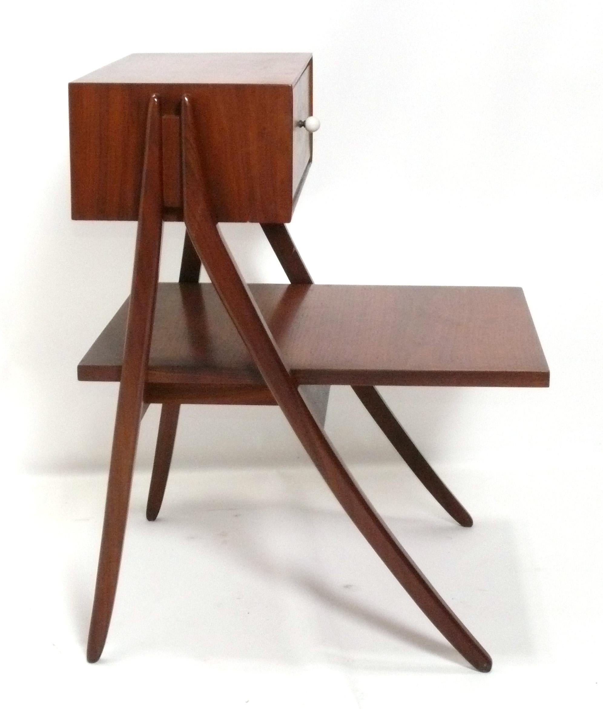 Mid-Century Modern Table de chevet ou d'appoint sculpturale à pieds évasés par Kipp Stewart Drexel Declaration en vente
