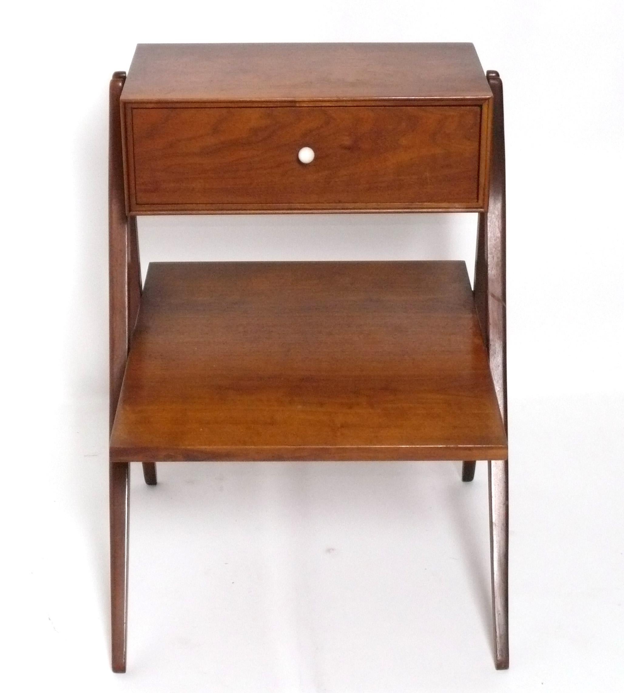 Américain Table de chevet ou d'appoint sculpturale à pieds évasés par Kipp Stewart Drexel Declaration en vente