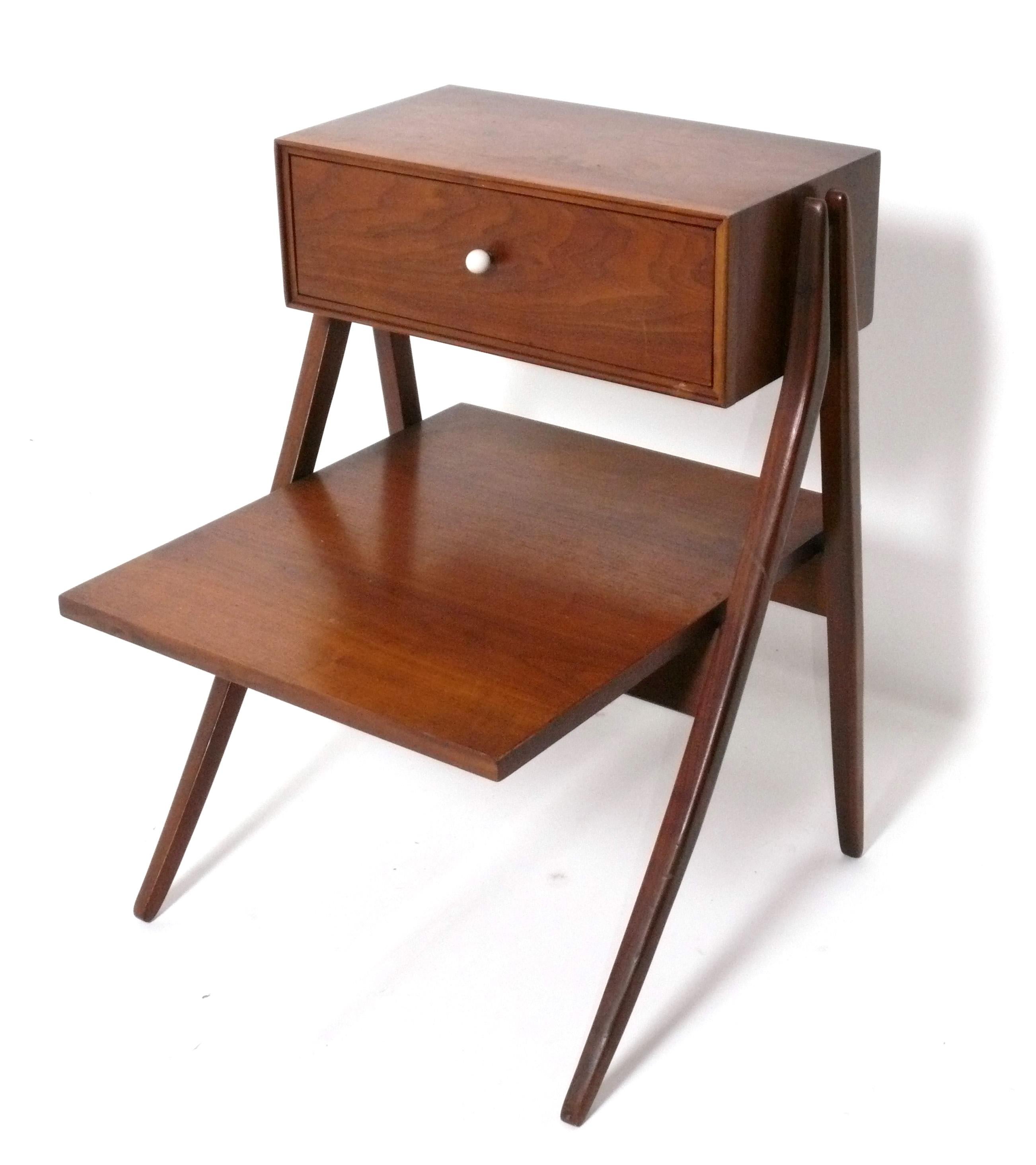Table de chevet ou d'appoint sculpturale à pieds évasés par Kipp Stewart Drexel Declaration Bon état - En vente à Atlanta, GA