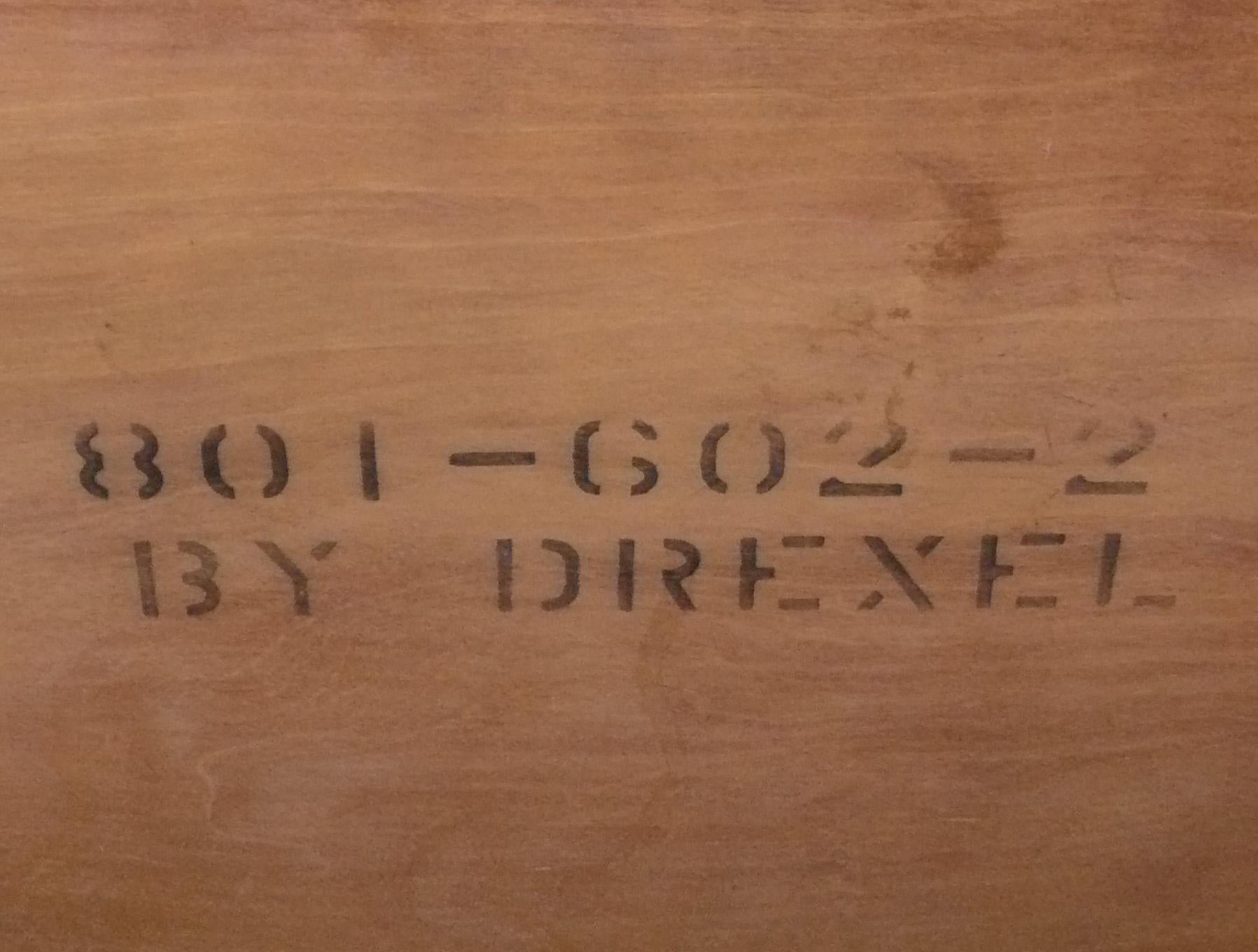 Milieu du XXe siècle Table de chevet ou d'appoint sculpturale à pieds évasés par Kipp Stewart Drexel Declaration en vente