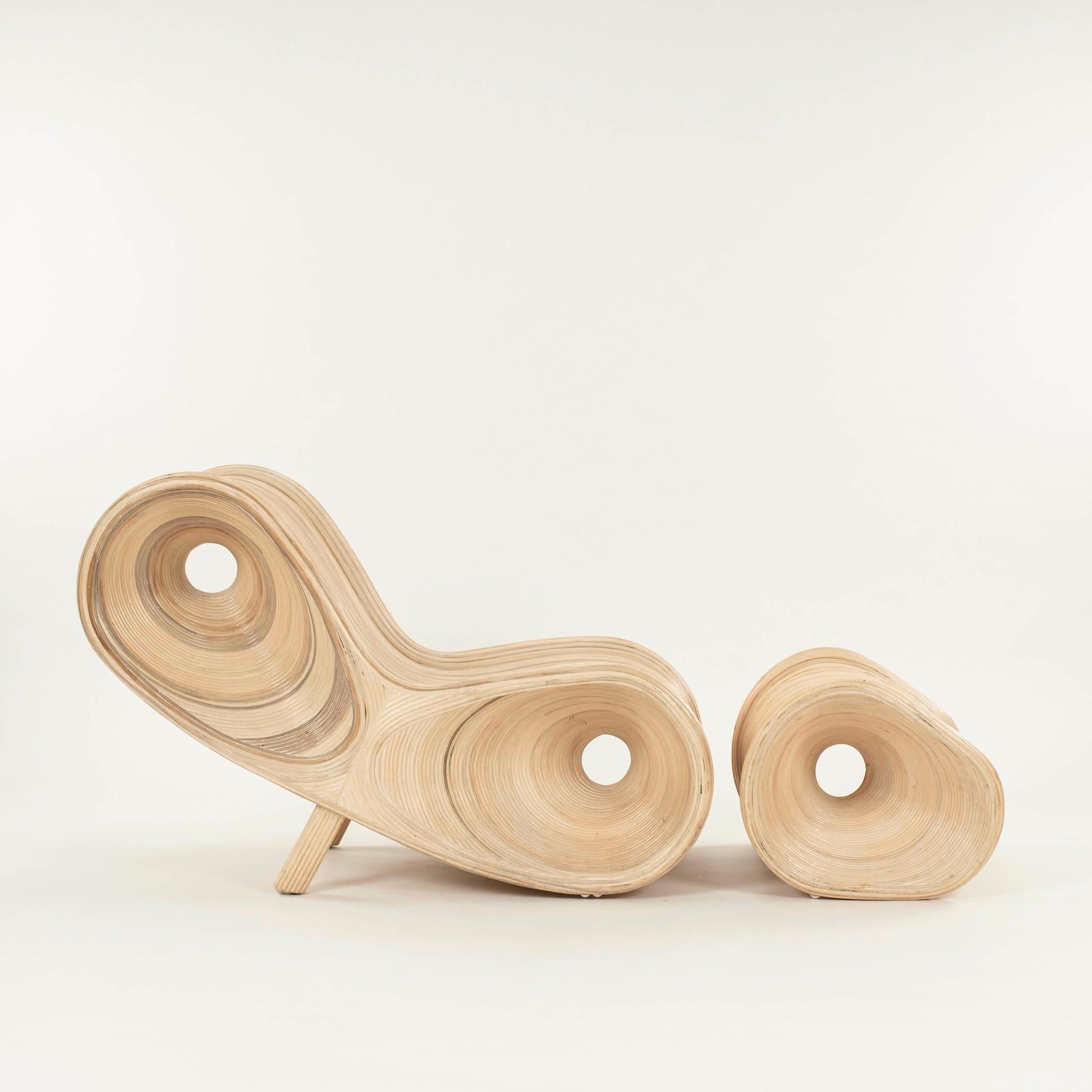 Chaise longue sculpturale en roseau fendu et ottoman à la manière de Betty Cobonpue. Les dimensions de la chaise sont 34,5 