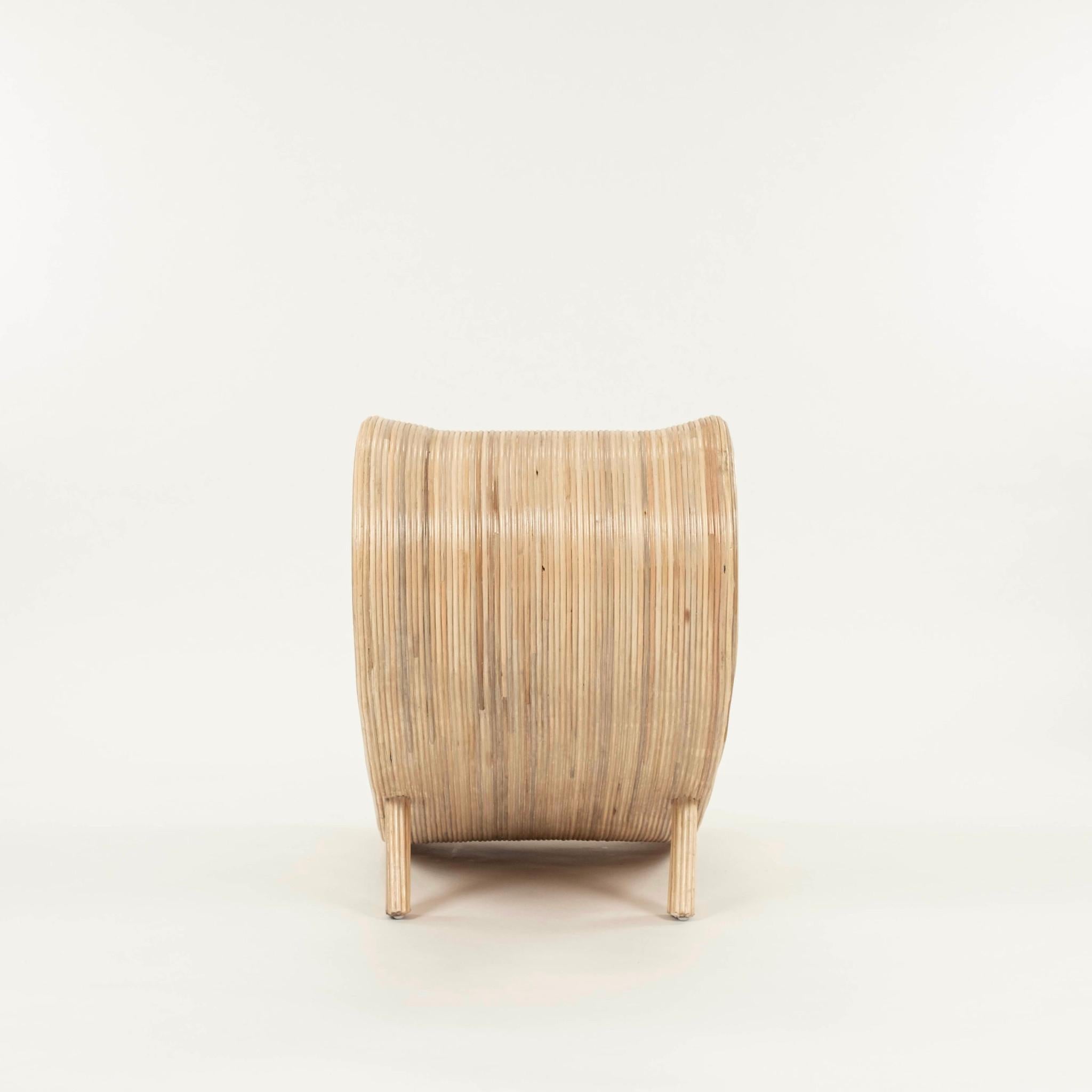 Laminé Fauteuil de salon et pouf sculptés en roseau fendu à la manière de Betty Cobonpue en vente