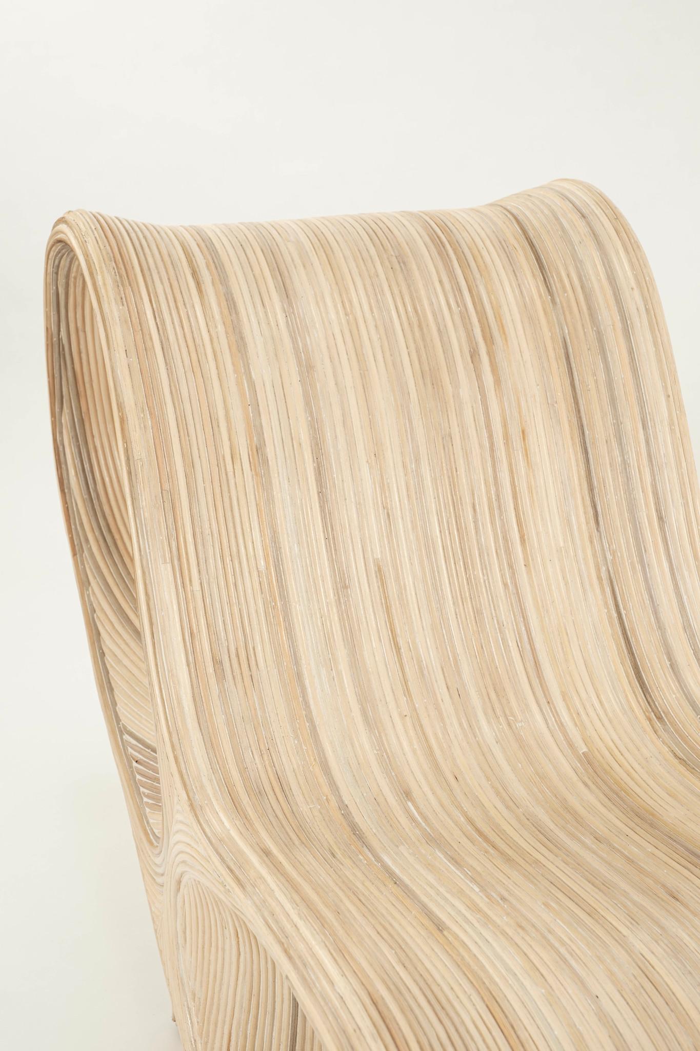 Fauteuil de salon et pouf sculptés en roseau fendu à la manière de Betty Cobonpue Bon état - En vente à Houston, TX