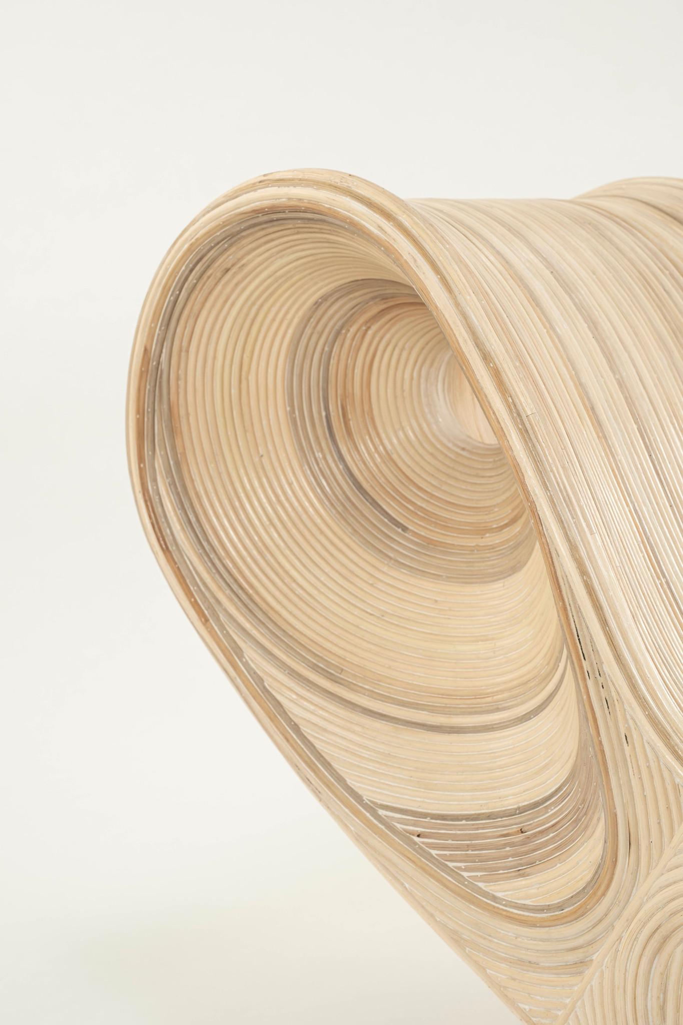 XXIe siècle et contemporain Fauteuil de salon et pouf sculptés en roseau fendu à la manière de Betty Cobonpue en vente