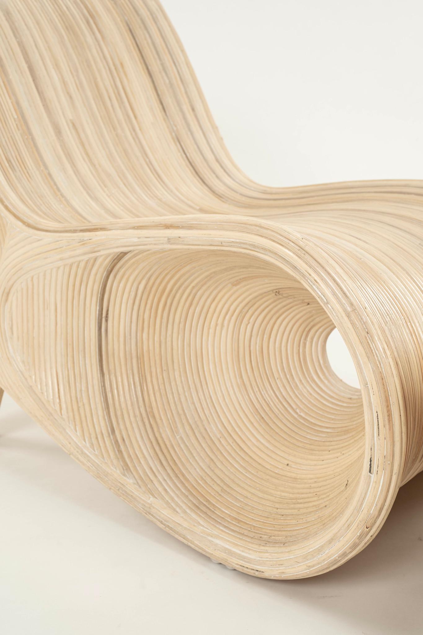 Fauteuil de salon et pouf sculptés en roseau fendu à la manière de Betty Cobonpue en vente 1