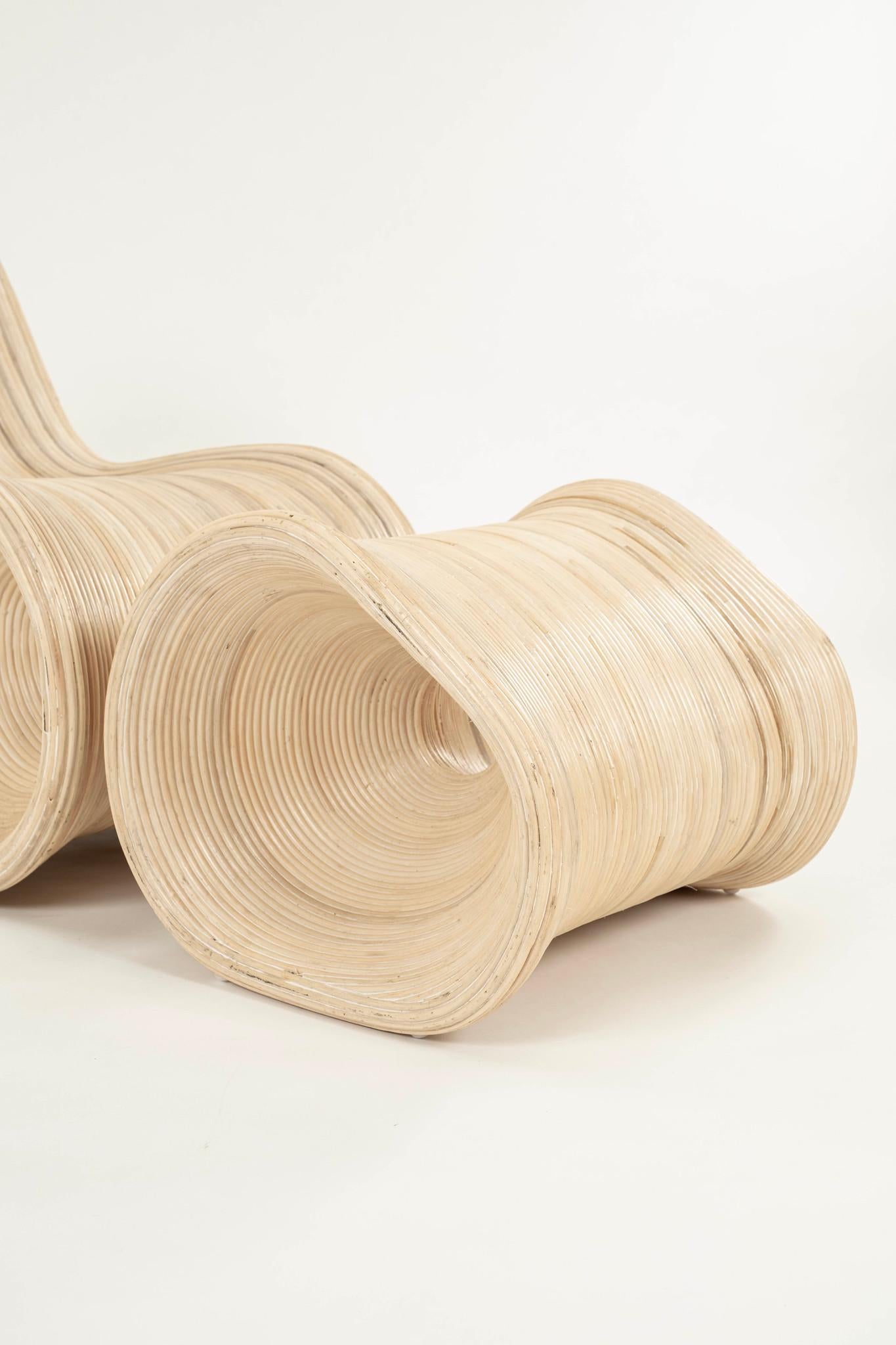 Fauteuil de salon et pouf sculptés en roseau fendu à la manière de Betty Cobonpue en vente 2