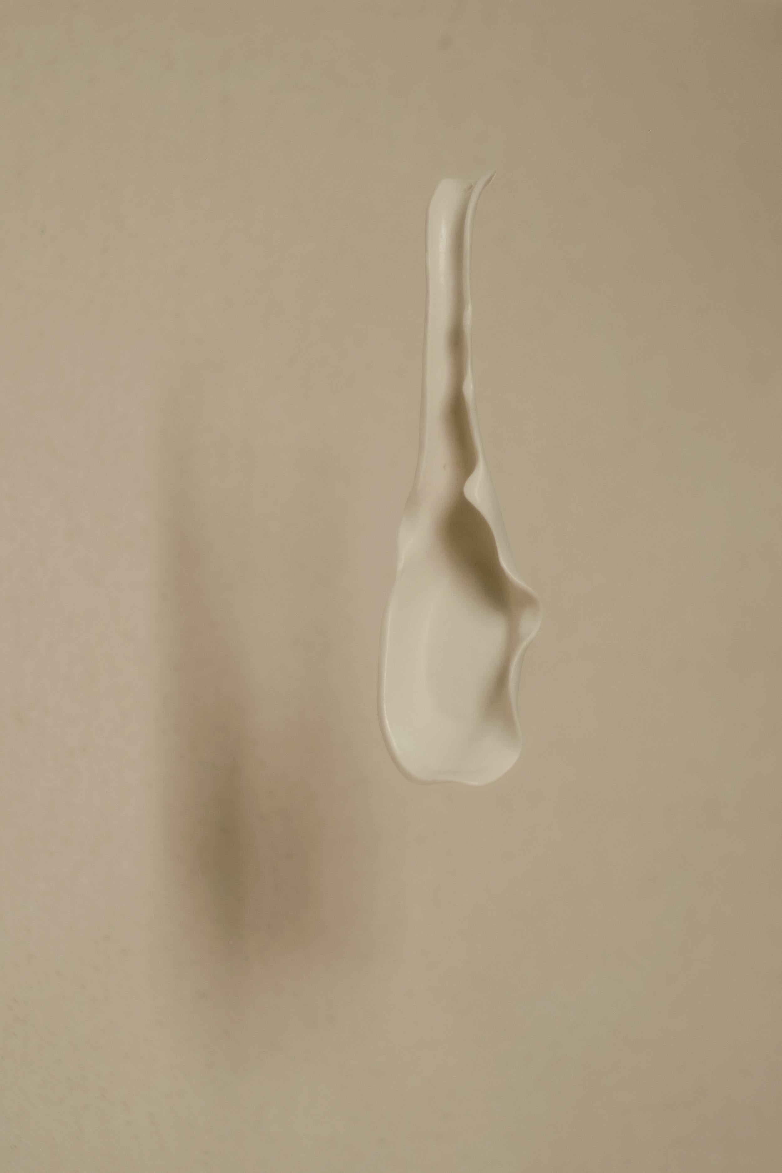 Skulpturaler Löffel von Liyang Zhang
Einzigartig.
Abmessungen: T 15 x B 4,5 x H 2,5 cm.
MATERIALIEN: Porzellan. 

Von Hand geformt und mit einem Messer verfeinert. Lebensmittel- und spülmaschinenfest. Alle Maße sind ungefähre Angaben. Bitte