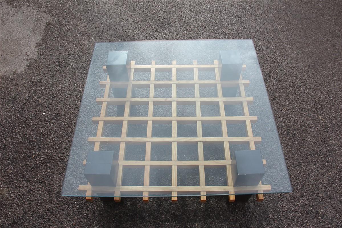 Mesa de centro escultural cuadrada de castaño Tapa de cristal Diseño italiano, 1970 en Bueno estado para la venta en Palermo, Sicily