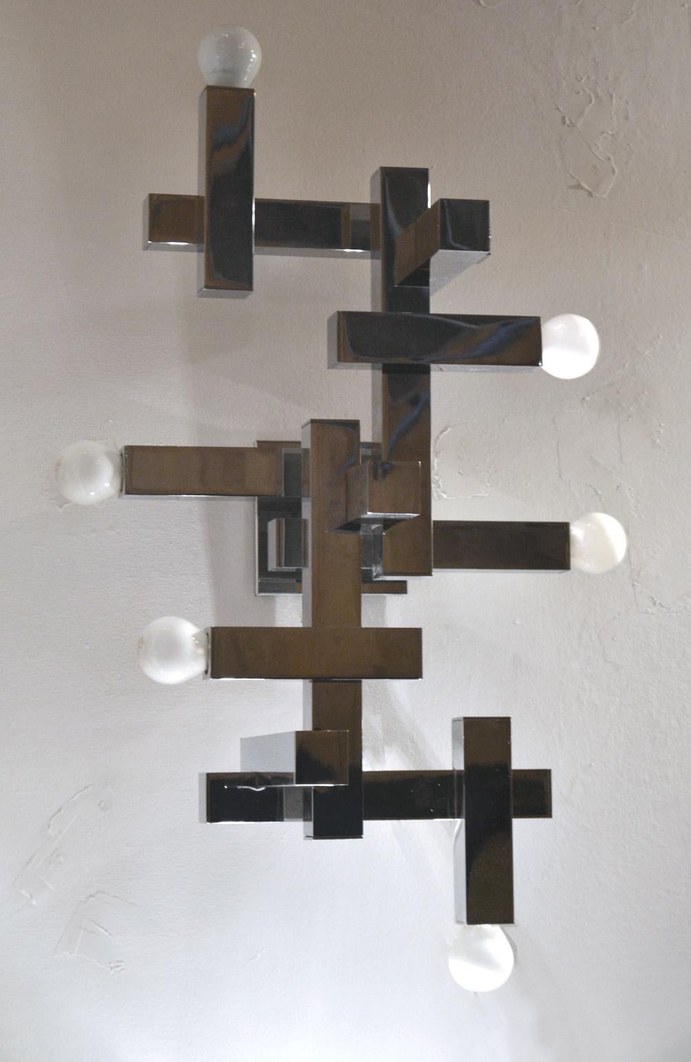 Geometrical chrome light that holds six-light fixtures on vertical and horizontal square arms. This flush mount ceiling fixture can also function as a wall sconce. Designed by Gaetano Sciolari for Stilnovo or Lightolier, Italy 1960s.

Dimensions
