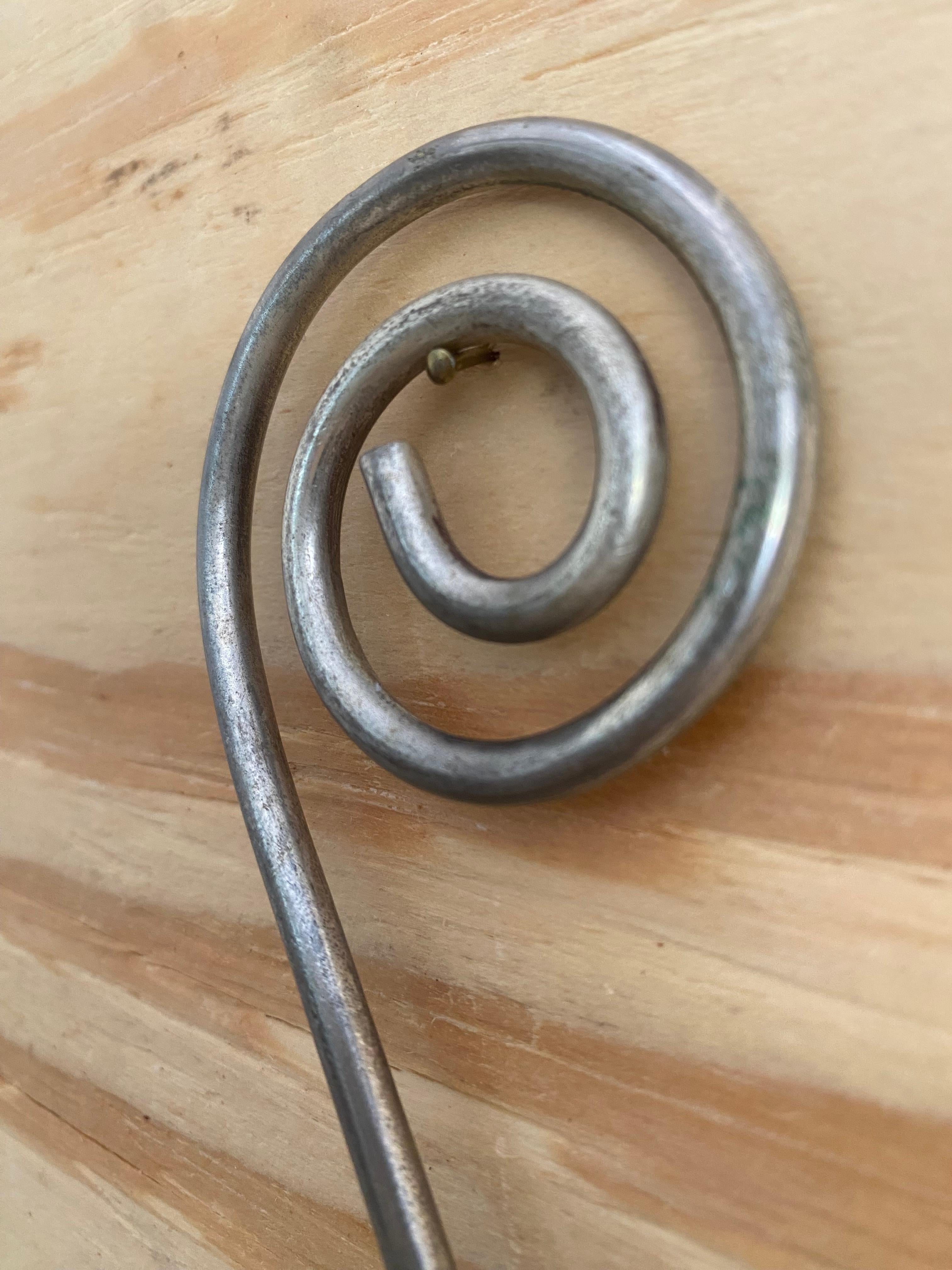 Skulpturaler Squiggle-Kerzenlöscher im Angebot 7