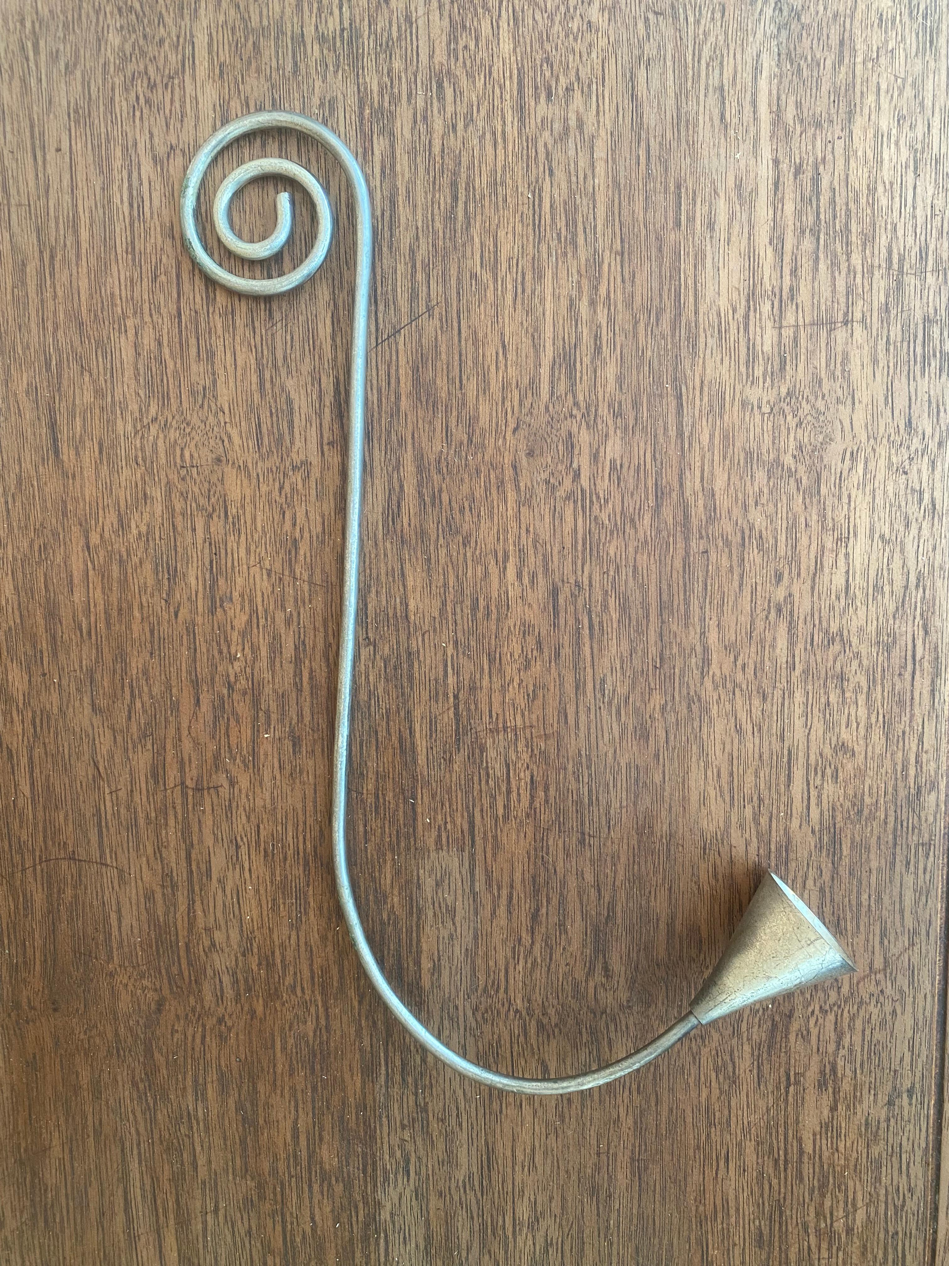 Skulpturaler Squiggle-Kerzenlöscher (Moderne der Mitte des Jahrhunderts) im Angebot
