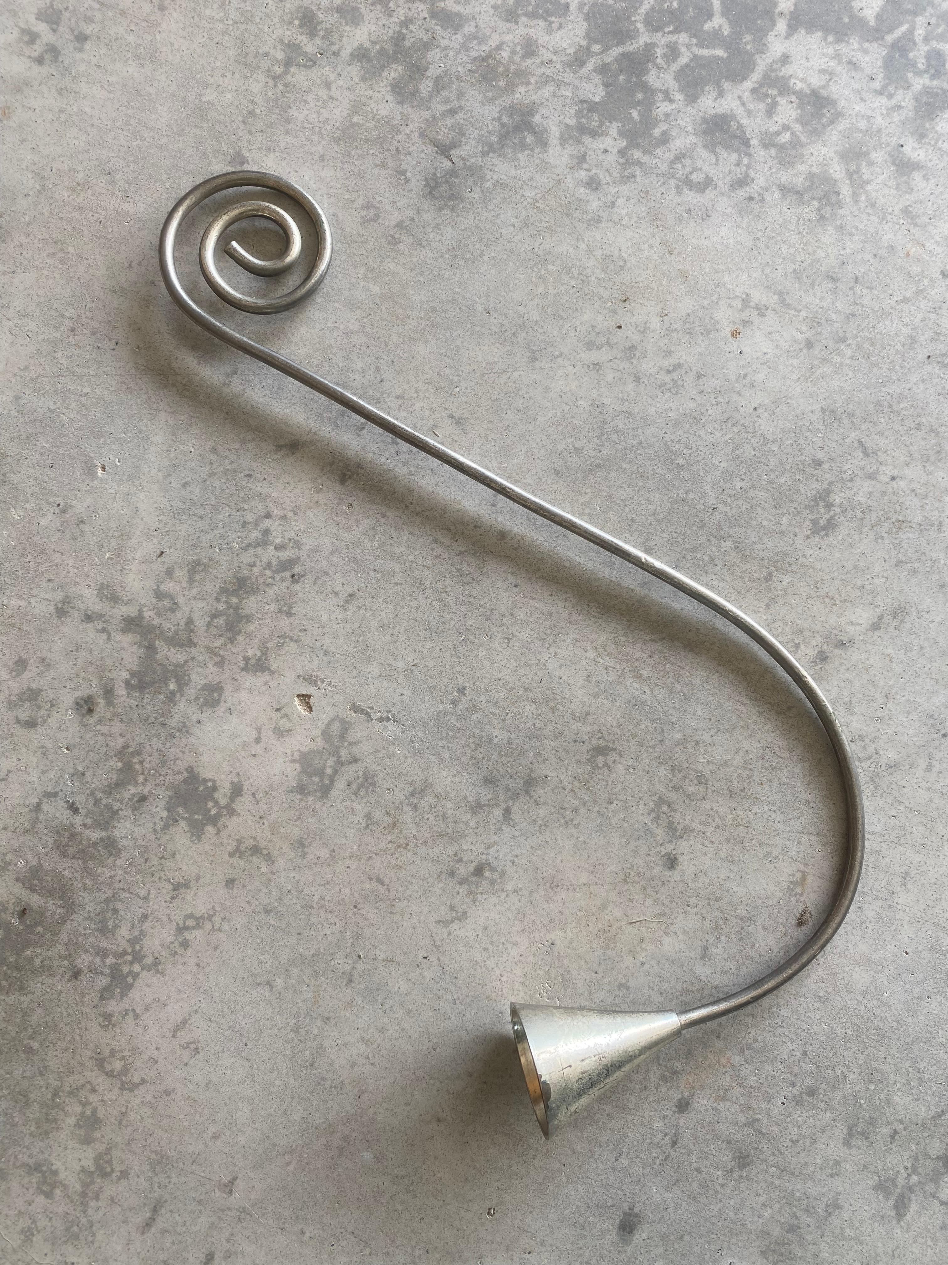 Skulpturaler Squiggle-Kerzenlöscher (Indisch) im Angebot