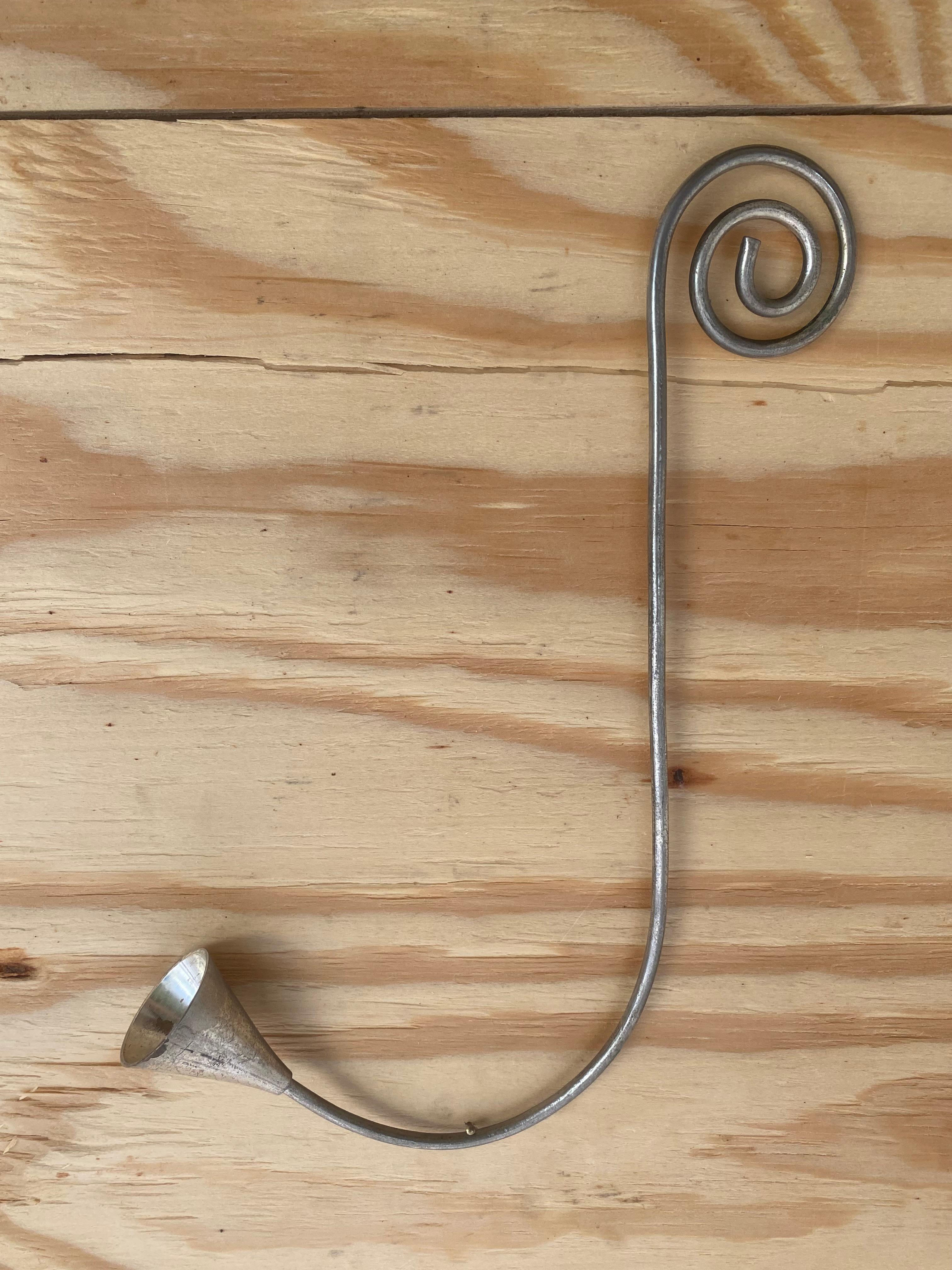 Skulpturaler Squiggle-Kerzenlöscher (20. Jahrhundert) im Angebot