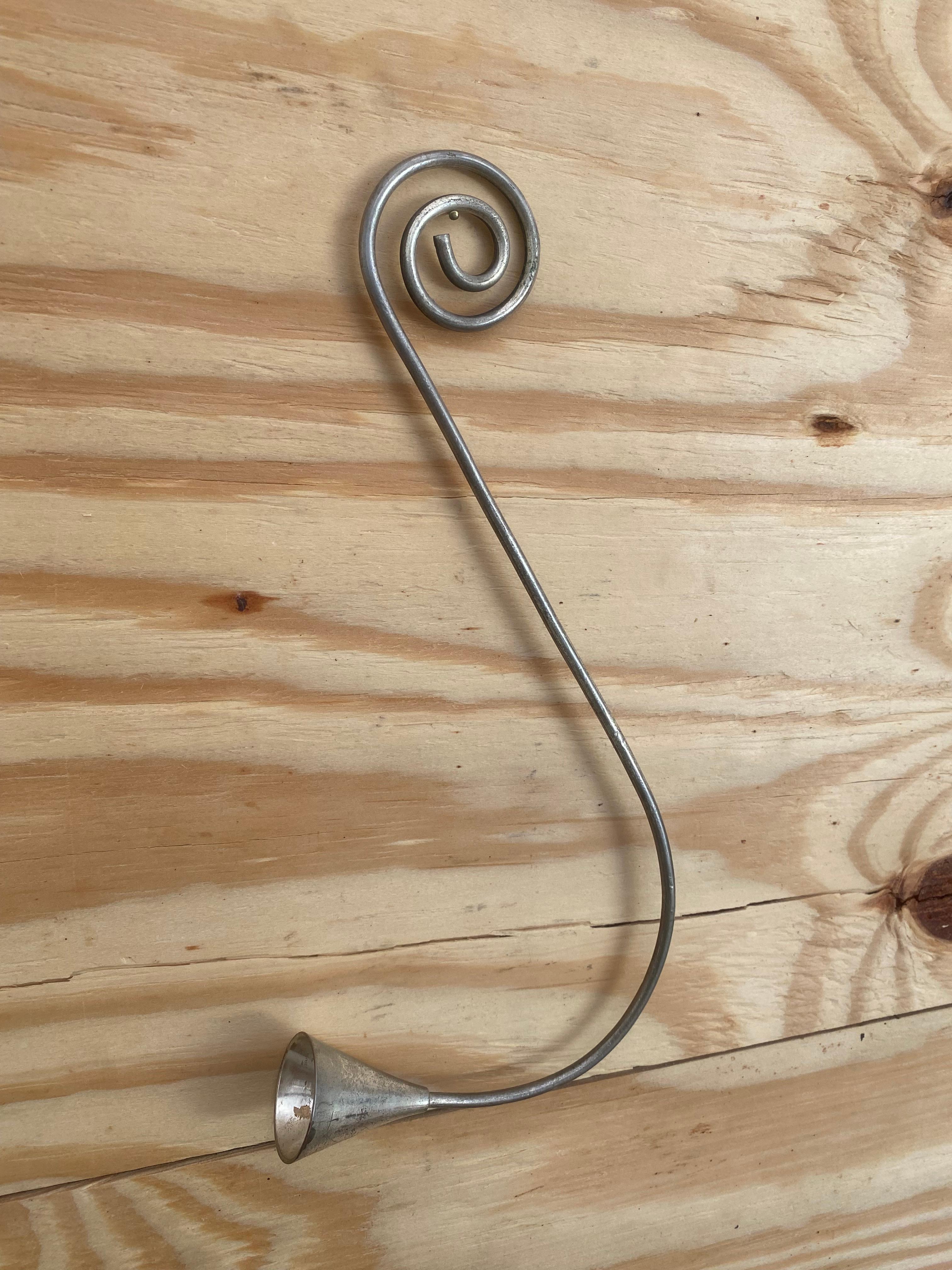 Skulpturaler Squiggle-Kerzenlöscher (Metall) im Angebot