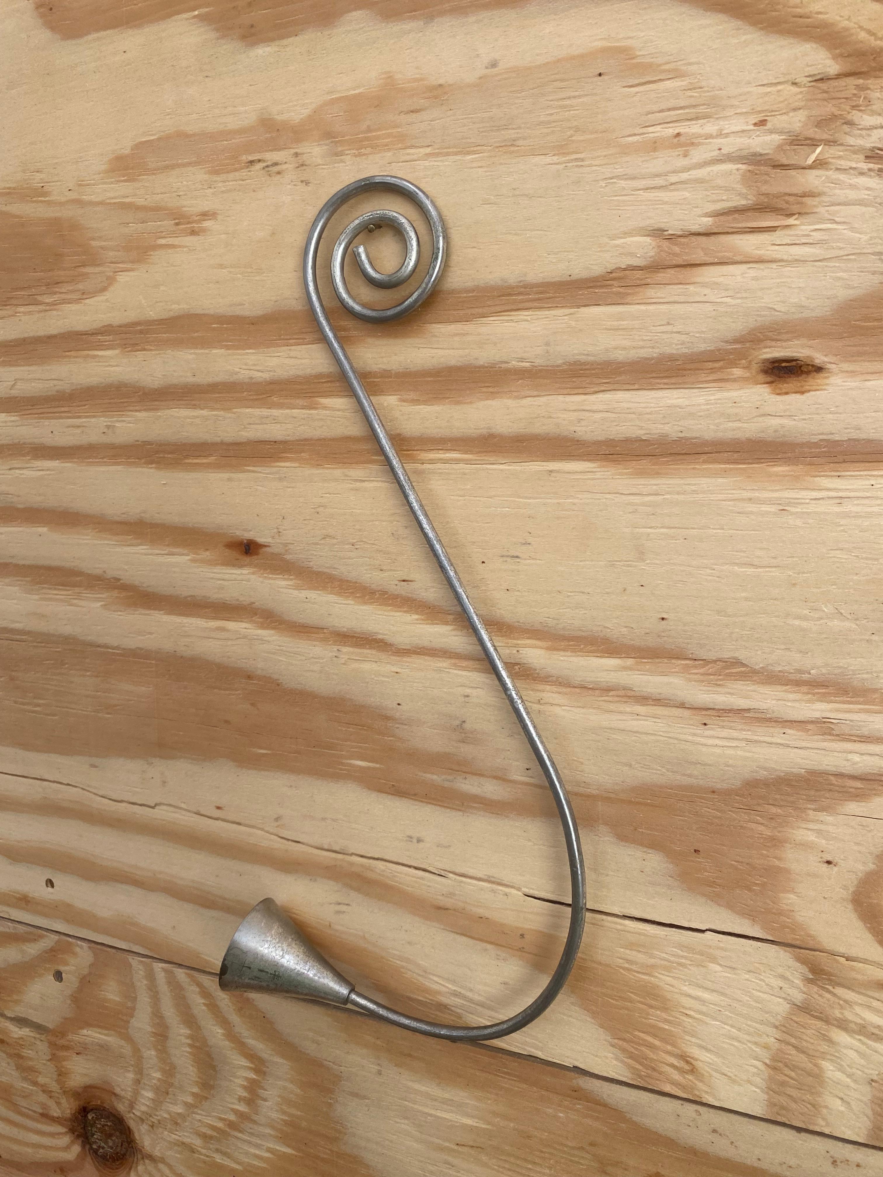 Skulpturaler Squiggle-Kerzenlöscher im Angebot 1