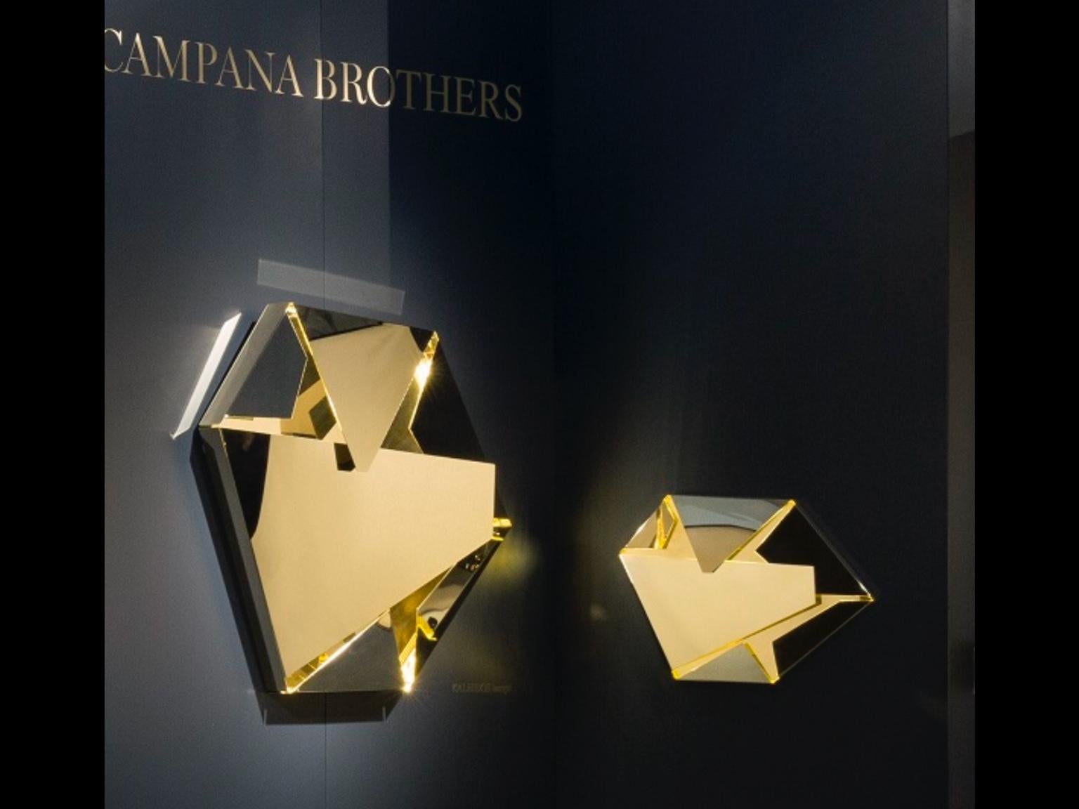 Cette applique sculpturale en acier inoxydable a été conçue par Campana Brothers. La base en laiton et les miroirs dorés créent un kaléidoscope de tons dorés et de reflets. La pièce peut être utilisée comme lampe car elle est rétroéclairée'.
Bandes