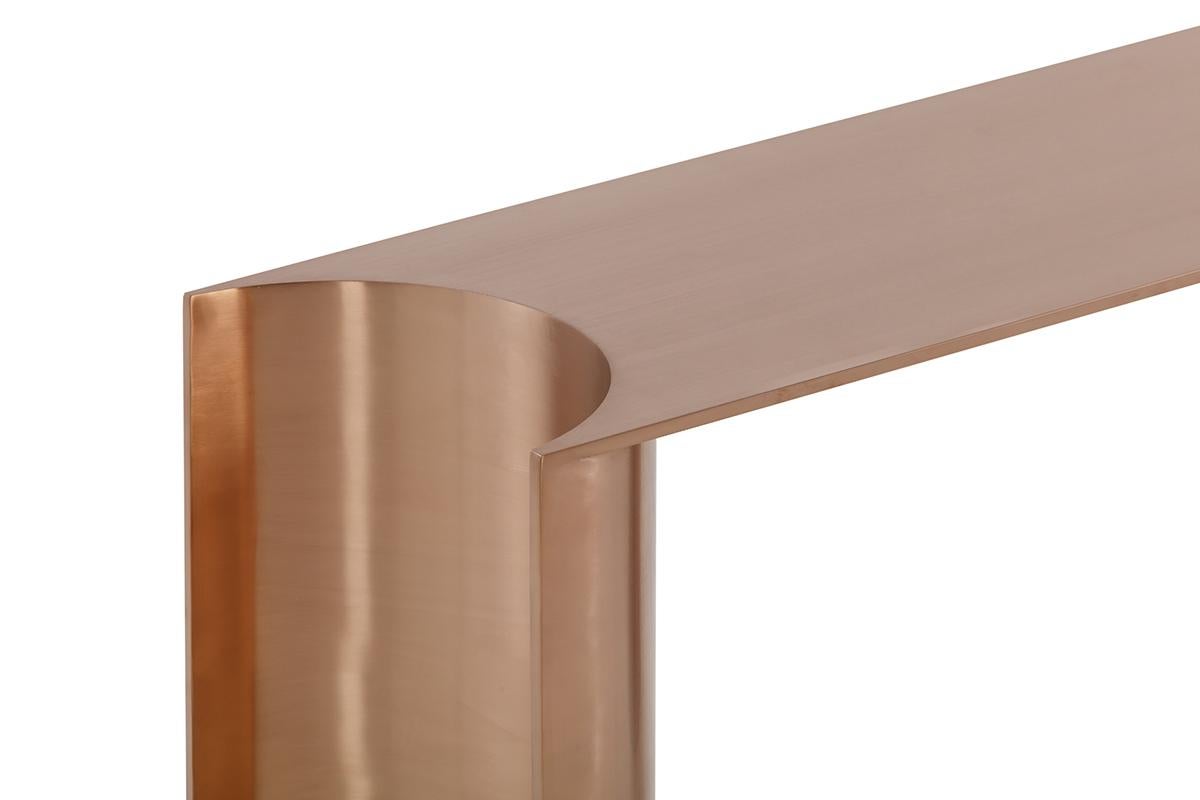 Erhöhen Sie Ihren Raum mit unserem skulpturalen Konsolentisch aus Stahl
Die mit viel Liebe zum Detail aus hochwertigem Edelstahl handgefertigte YY1-Konsole ist ein Meisterwerk, das mühelos anspruchsvollen Minimalismus mit zeitloser Eleganz