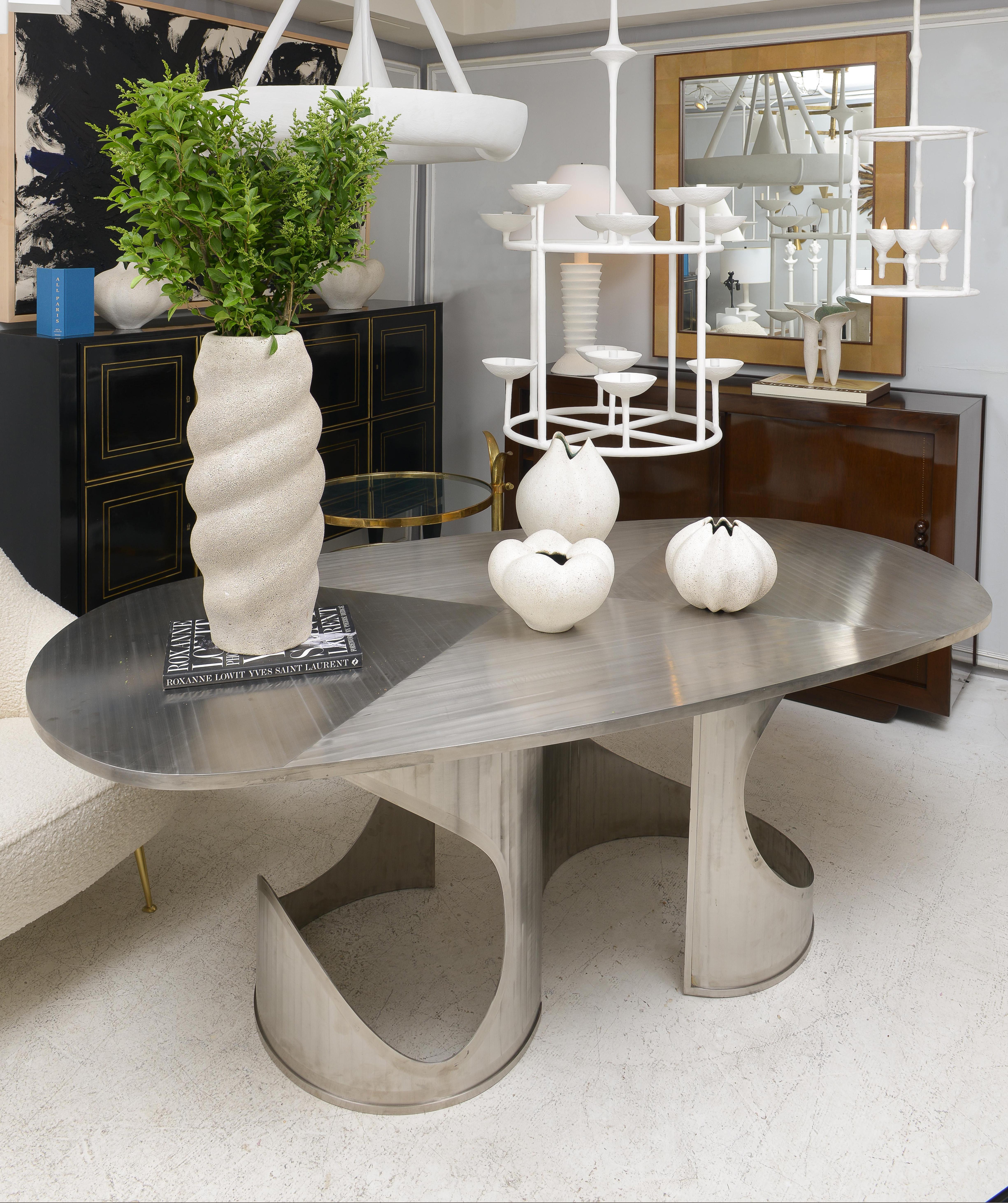 Moderne Table sculpturale en acier inoxydable à la manière de Maria Pergay en vente