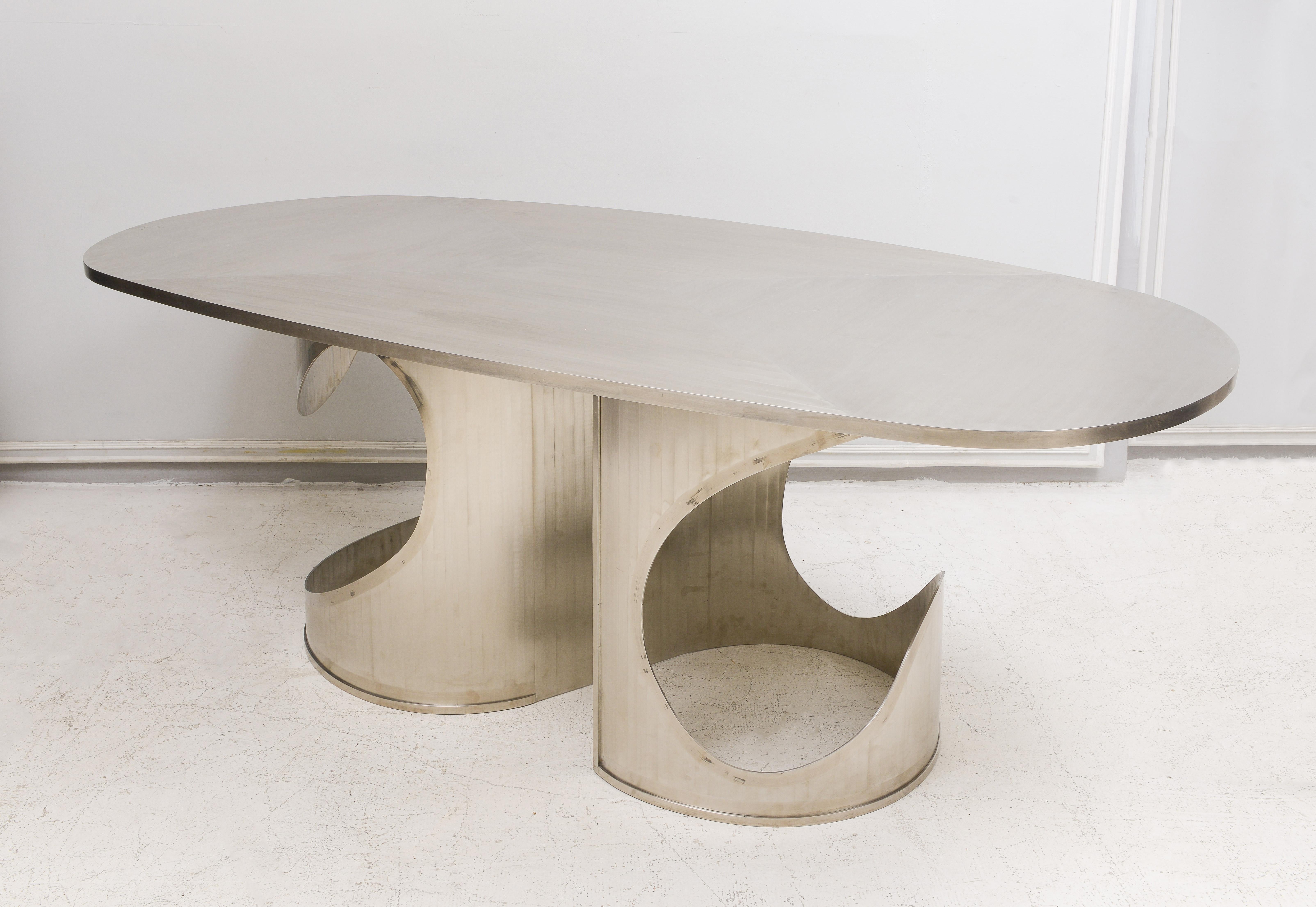 Table sculpturale en acier inoxydable à la manière de Maria Pergay.
 