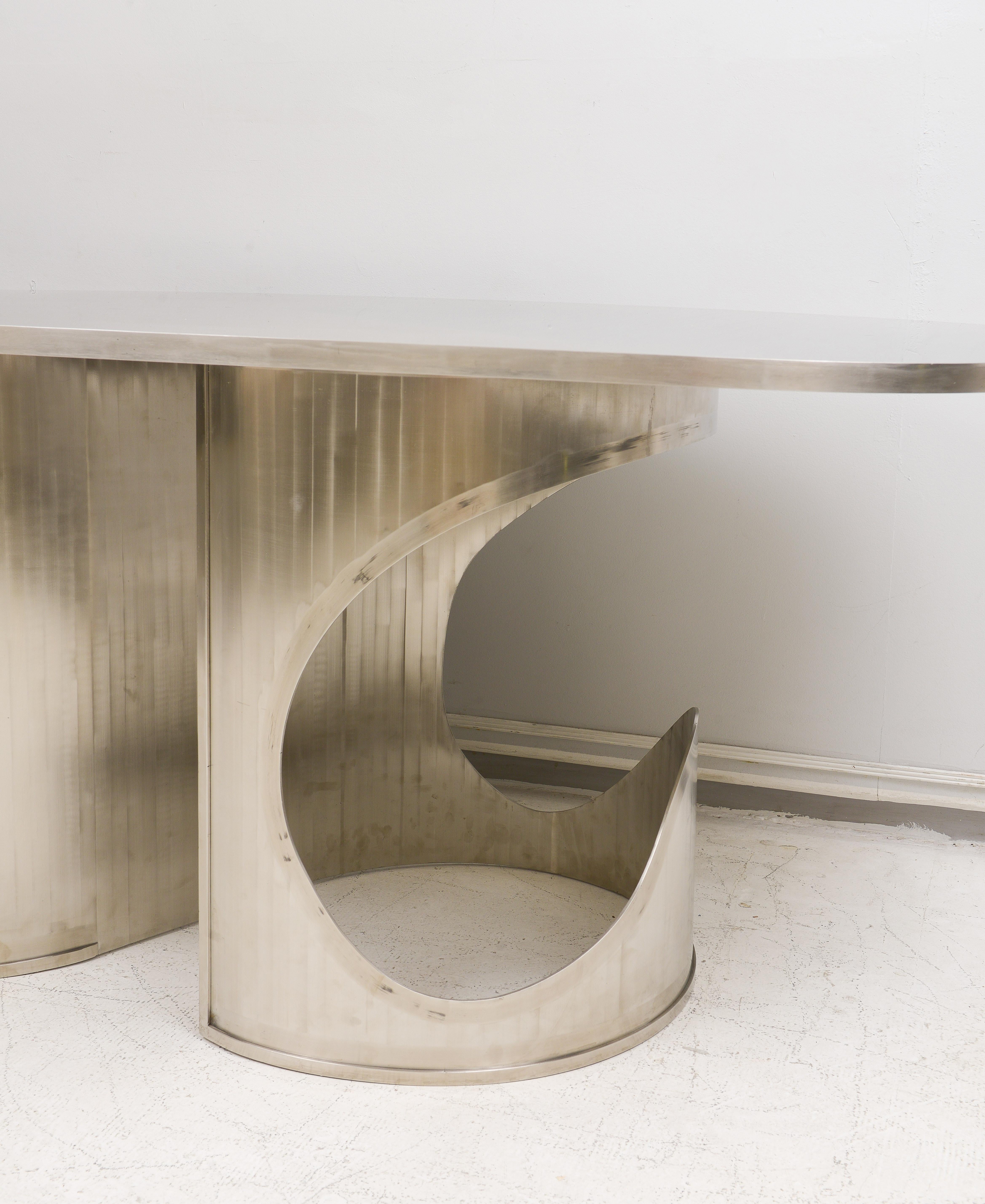 Table sculpturale en acier inoxydable à la manière de Maria Pergay Excellent état - En vente à New York, NY