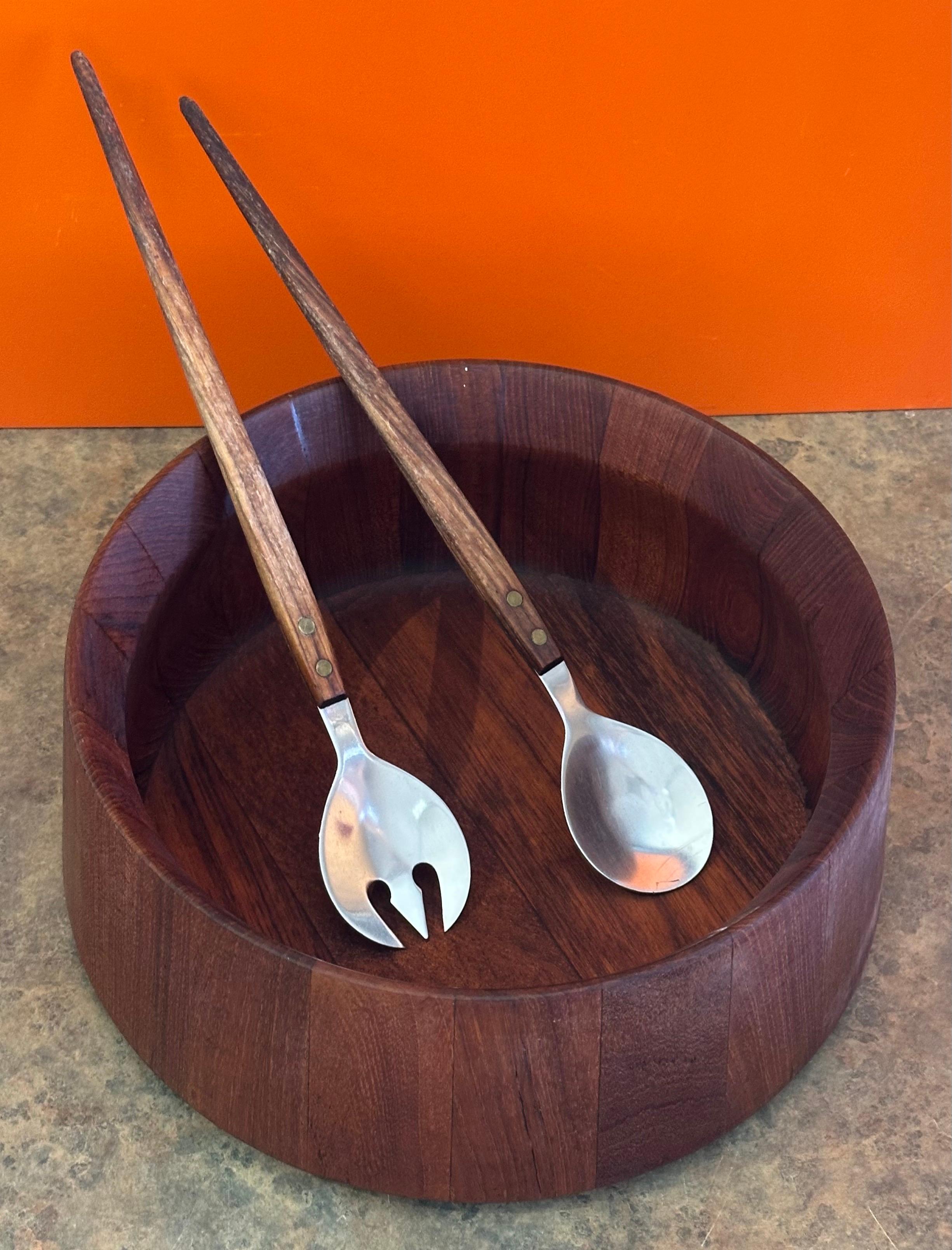 Ensaladera y fuentes escultóricas de teca tallada por Jens Quistgaard para Dansk en venta 3