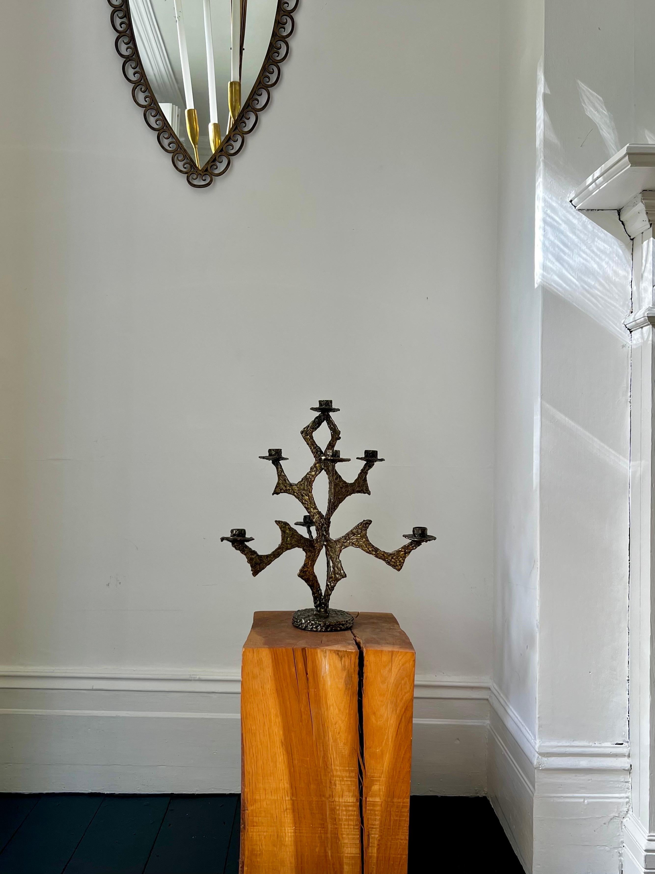 Un candelabro scultoreo realizzato a mano in acciaio (o ferro) con finitura in resina. Si trova in Francia. In stile moderno, fine del XX secolo. 

Il pezzo ha un buon peso e una silhouette forte. La finitura in resina cattura la luce creando varie